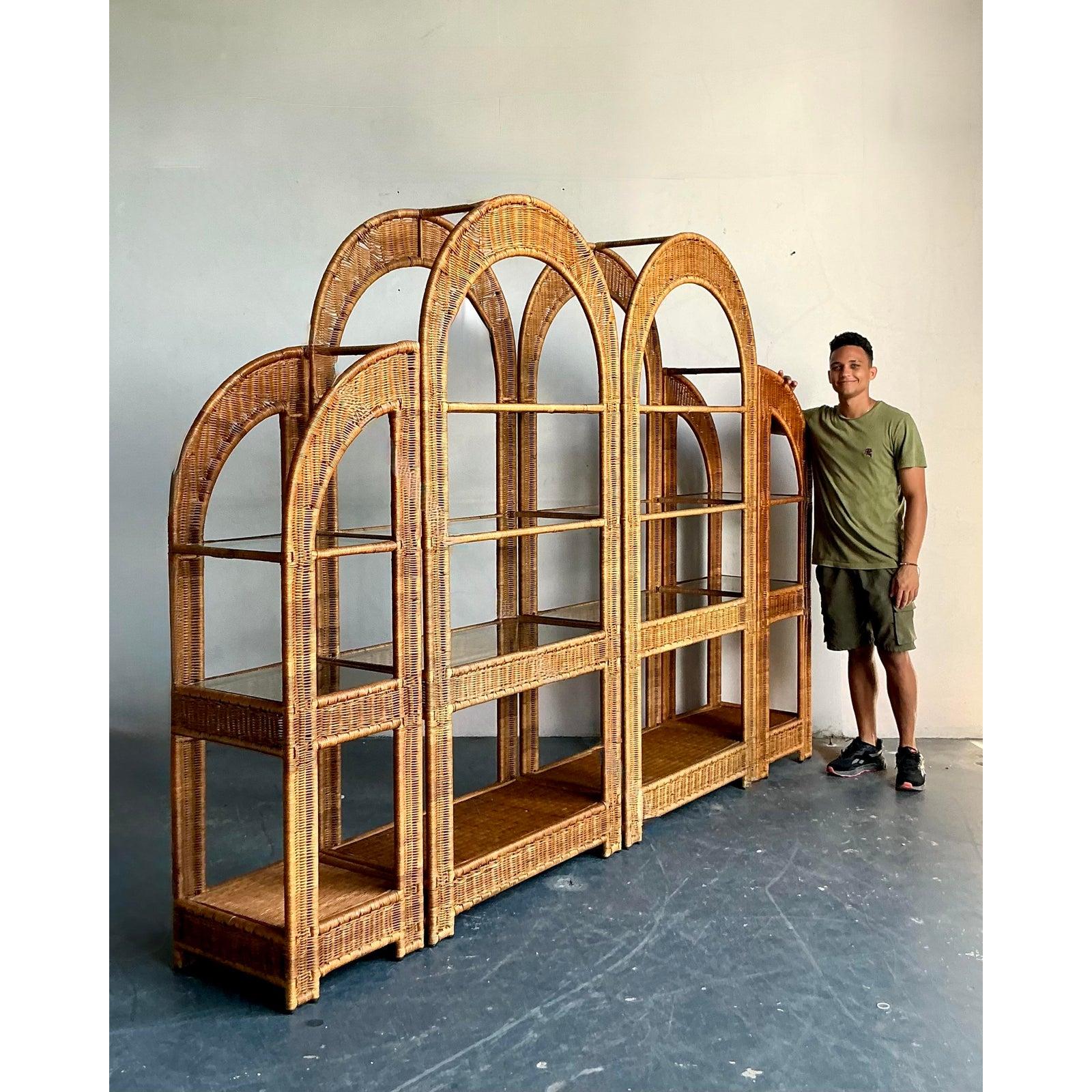 Estantería de ratán arqueada boho vintage en Bueno estado para la venta en West Palm Beach, FL