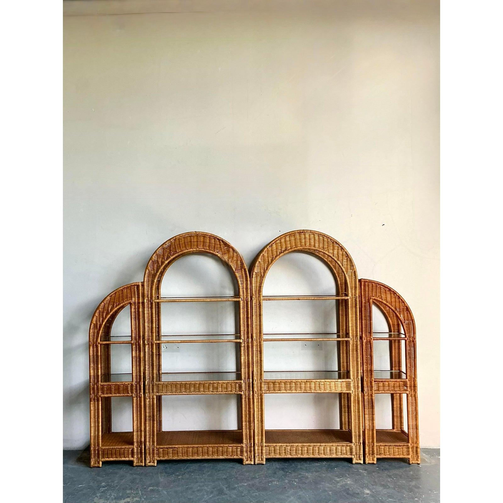 Estantería de ratán arqueada boho vintage siglo XX en venta