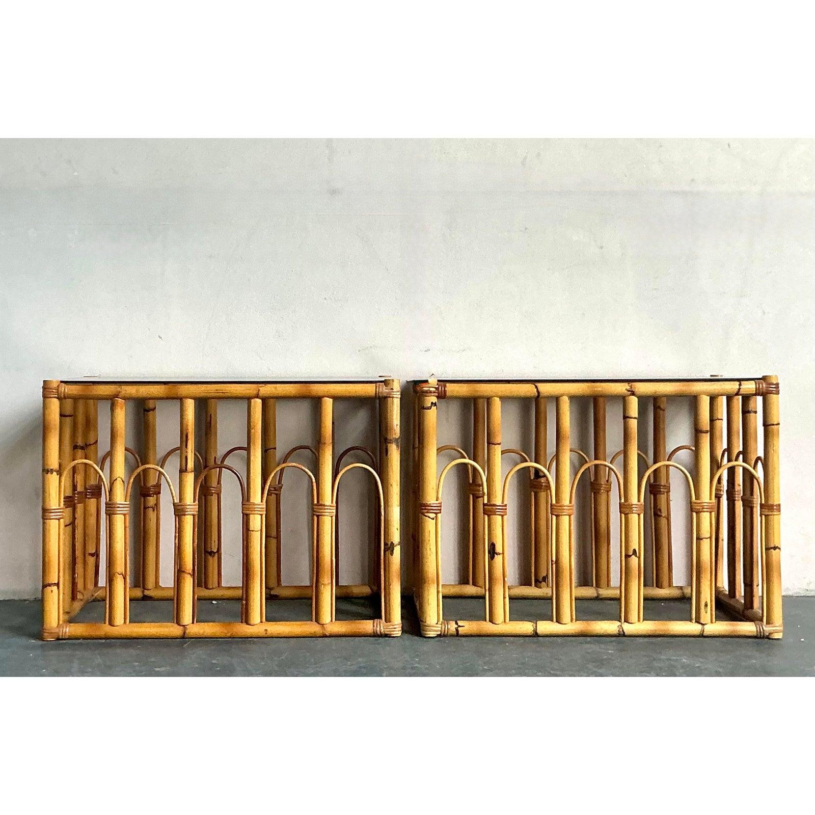 Définissez votre espace de vie avec le charme architectural de cette paire de tables d'appoint vintage en rotin tortue. Chaque table présente un cadre rectiligne construit en rotin robuste de type bambou, enrichi d'un glaçage 