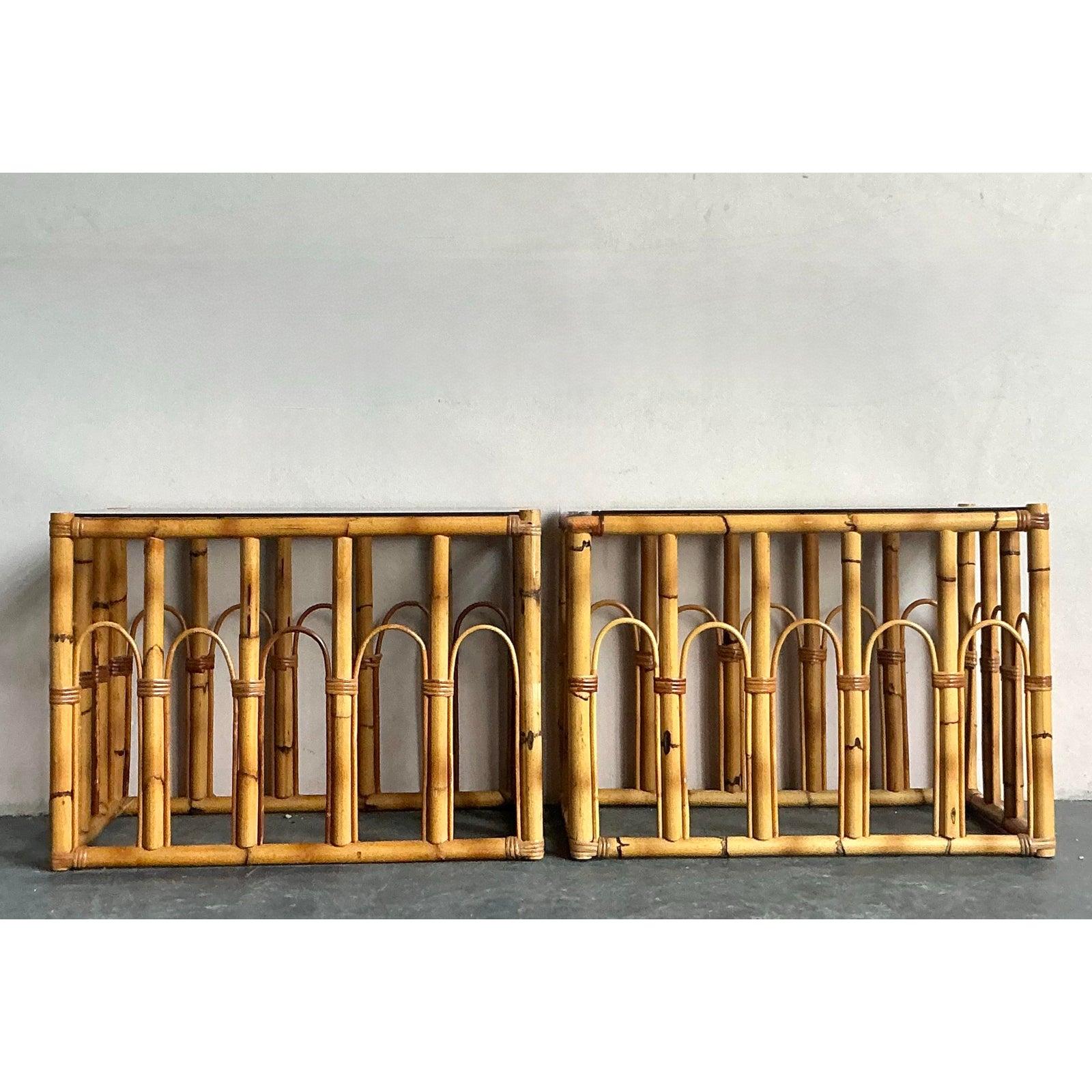 Postmoderne Table d'appoint vintage en rotin arqué Boho en vente