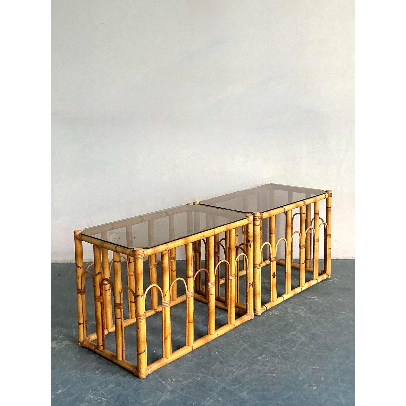 Philippin Table d'appoint vintage en rotin arqué Boho en vente