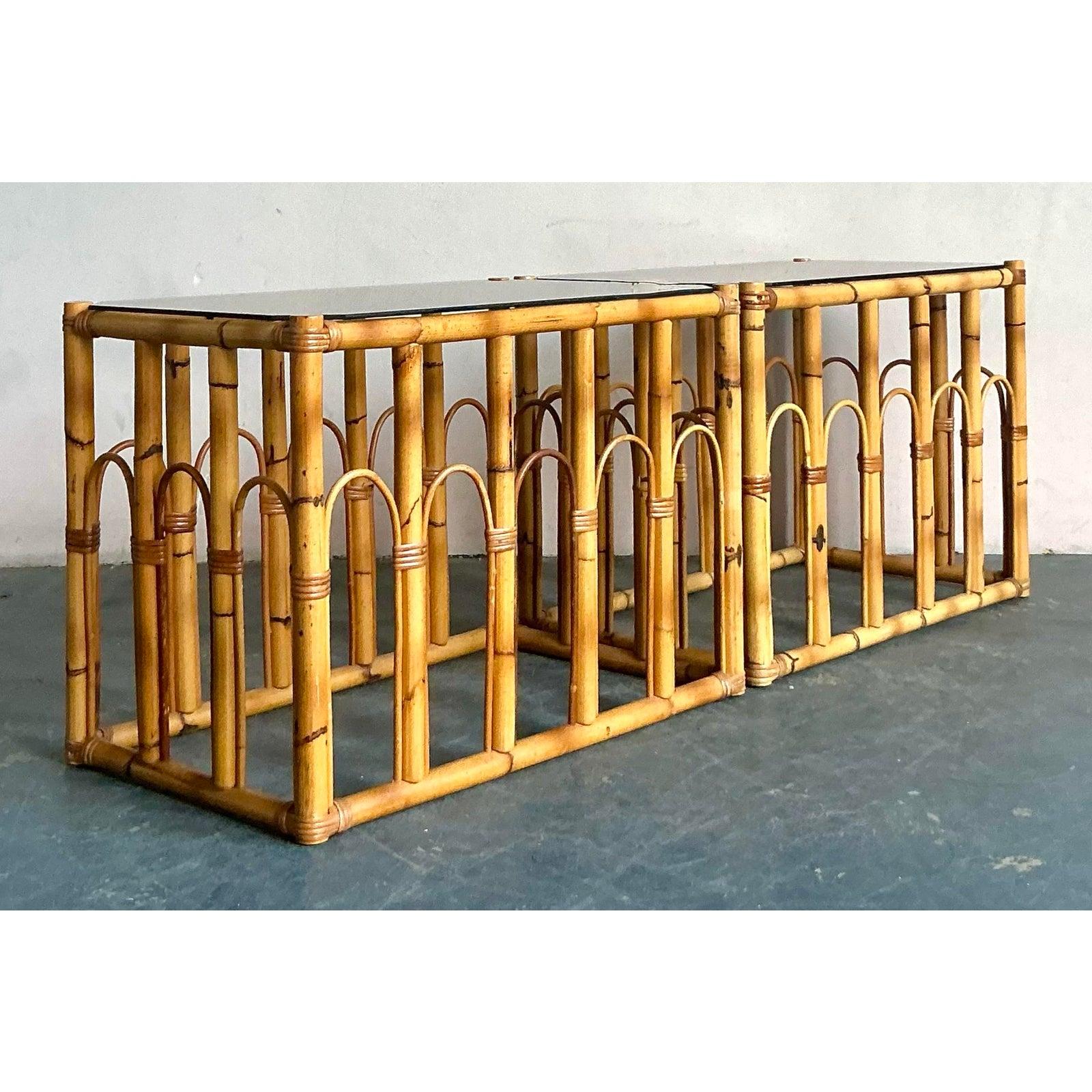 Rotin Table d'appoint vintage en rotin arqué Boho en vente