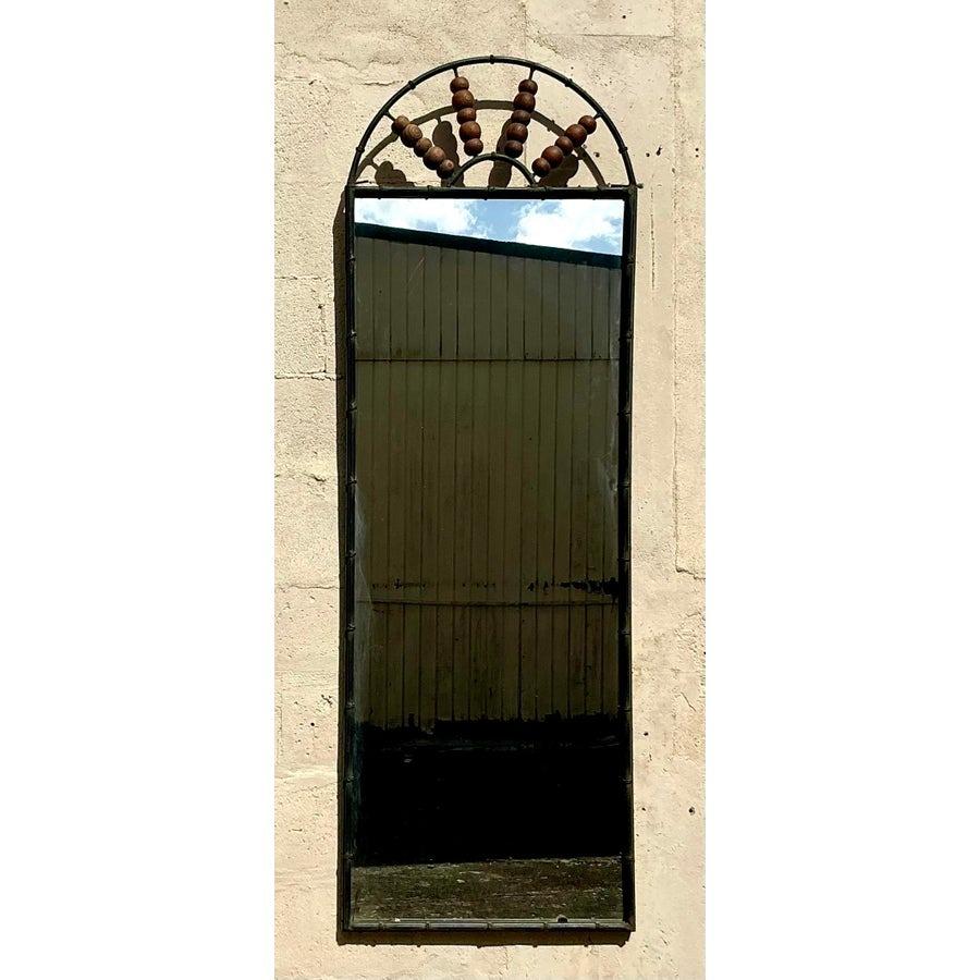 Ajoutez une touche d'élégance vintage à votre espace avec ce superbe miroir arqué. Fabriqué avec un cadre arqué distinctif et accentué par des embellissements en bois de style toggle, ce miroir exsude le charme bohème et la sophistication