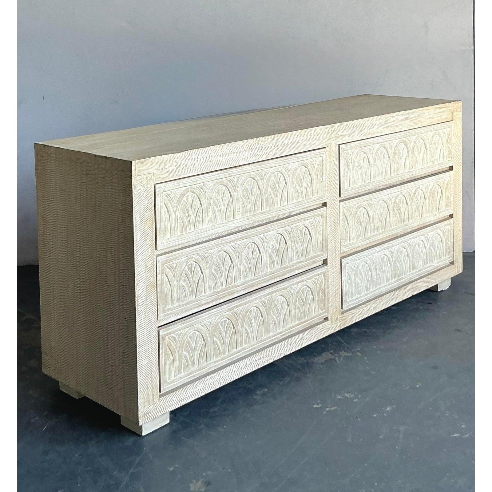 Diese außergewöhnlich breite Anrichte ist ein raffinierter Ausdruck des postmodernen Designs der 1980er Jahre, das stark in der opulenten Geometrie des Art Deco Revivals verwurzelt ist. Seine auffällige Fassade besteht aus sechs geräumigen