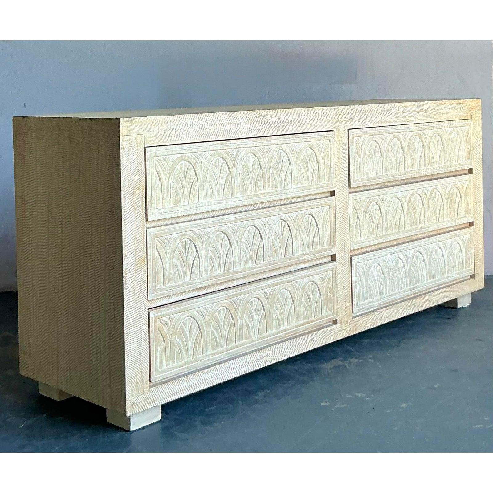 Vintage Boho gewölbt Wood Kommode im Zustand „Gut“ im Angebot in West Palm Beach, FL