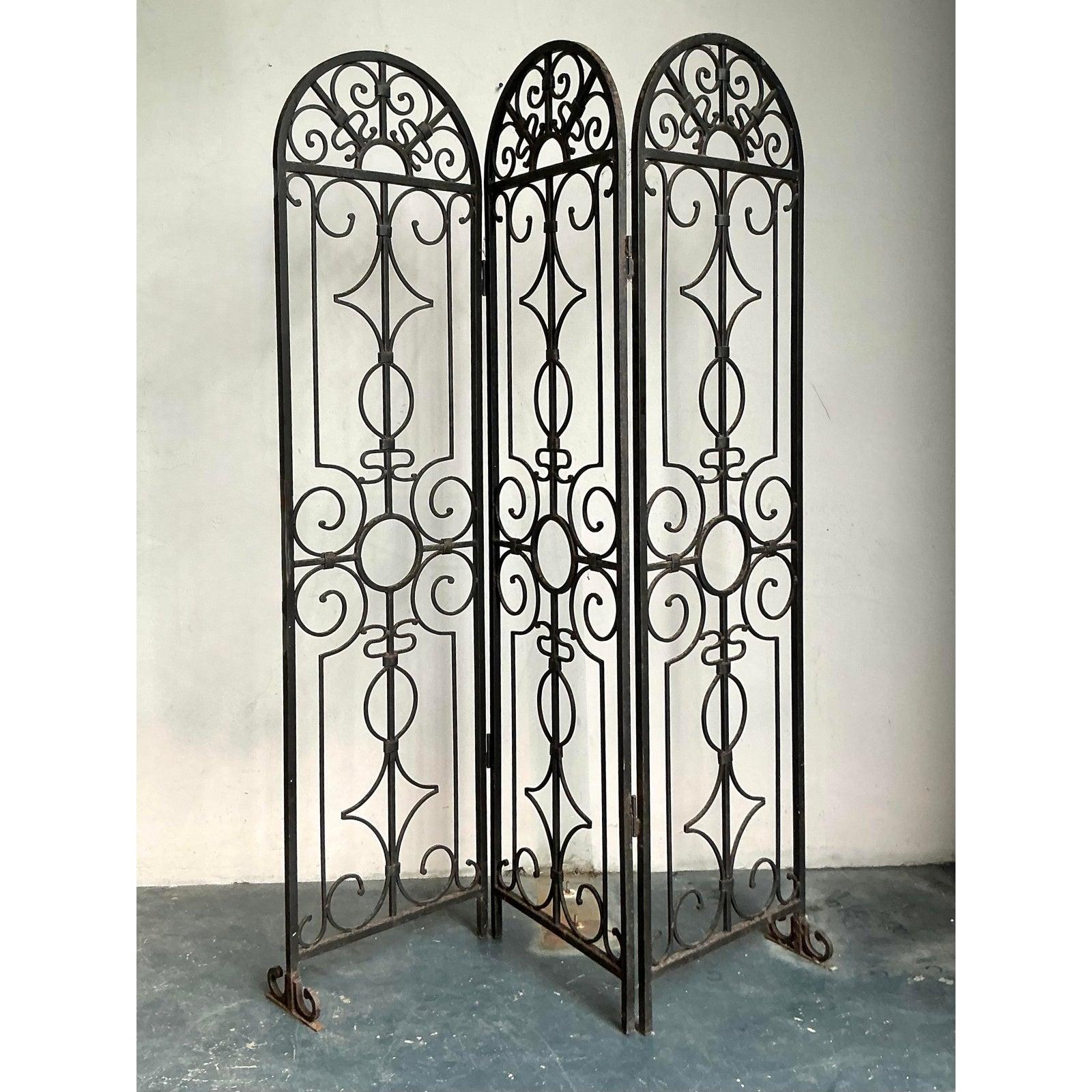 Hollywood Regency Paravent vintage Boho en fer forgé arqué en vente