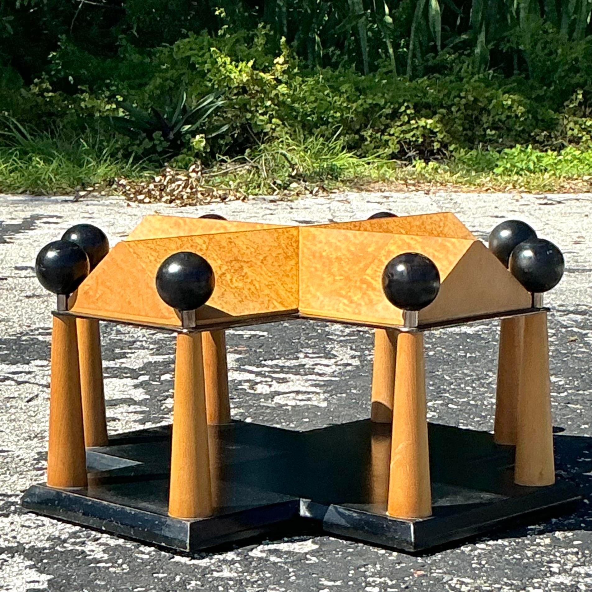 Captez les vibrations boho-chic avec ce superbe piédestal de table basse en bois de ronce architecturale, inspiré de l'élégance Biedermeier. Son riche grain de bois de ronce met en valeur des motifs uniques et des tons chauds, ajoutant une touche