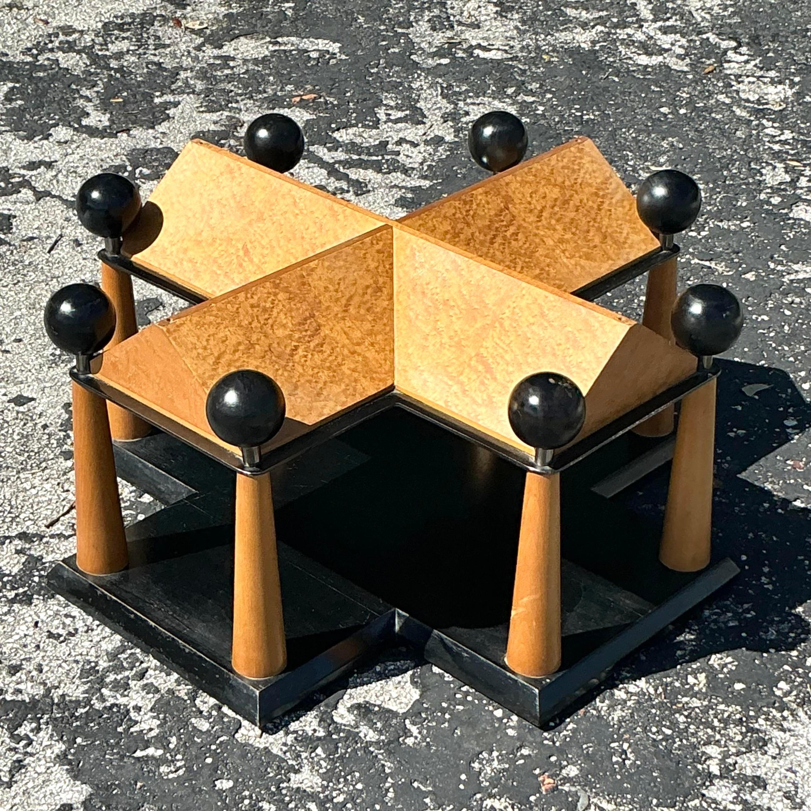 Américain Piédestal de table basse bohème architectural vintage en bois de ronce d'après Biedermeier en vente