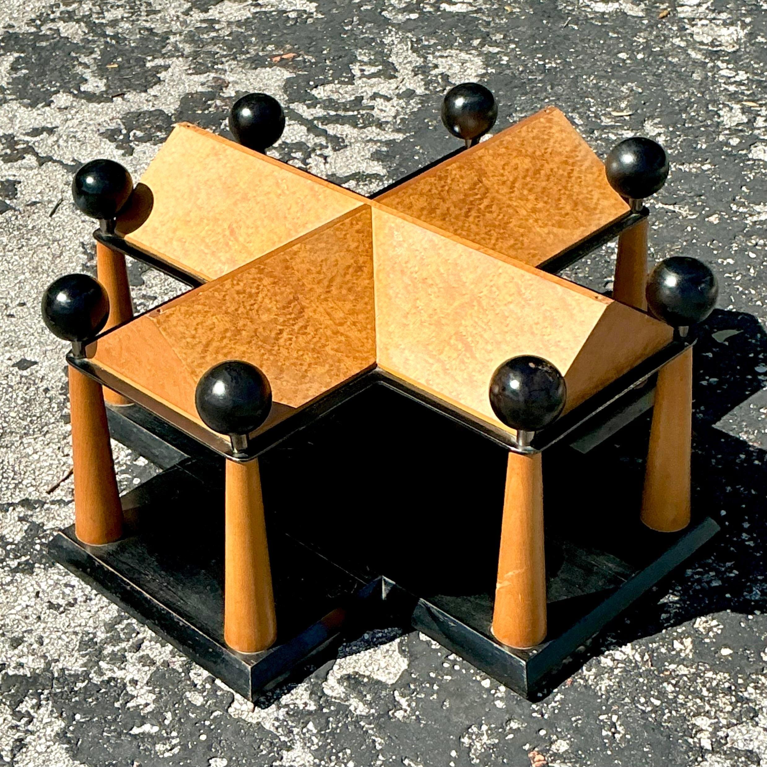 Piédestal de table basse bohème architectural vintage en bois de ronce d'après Biedermeier Bon état - En vente à west palm beach, FL
