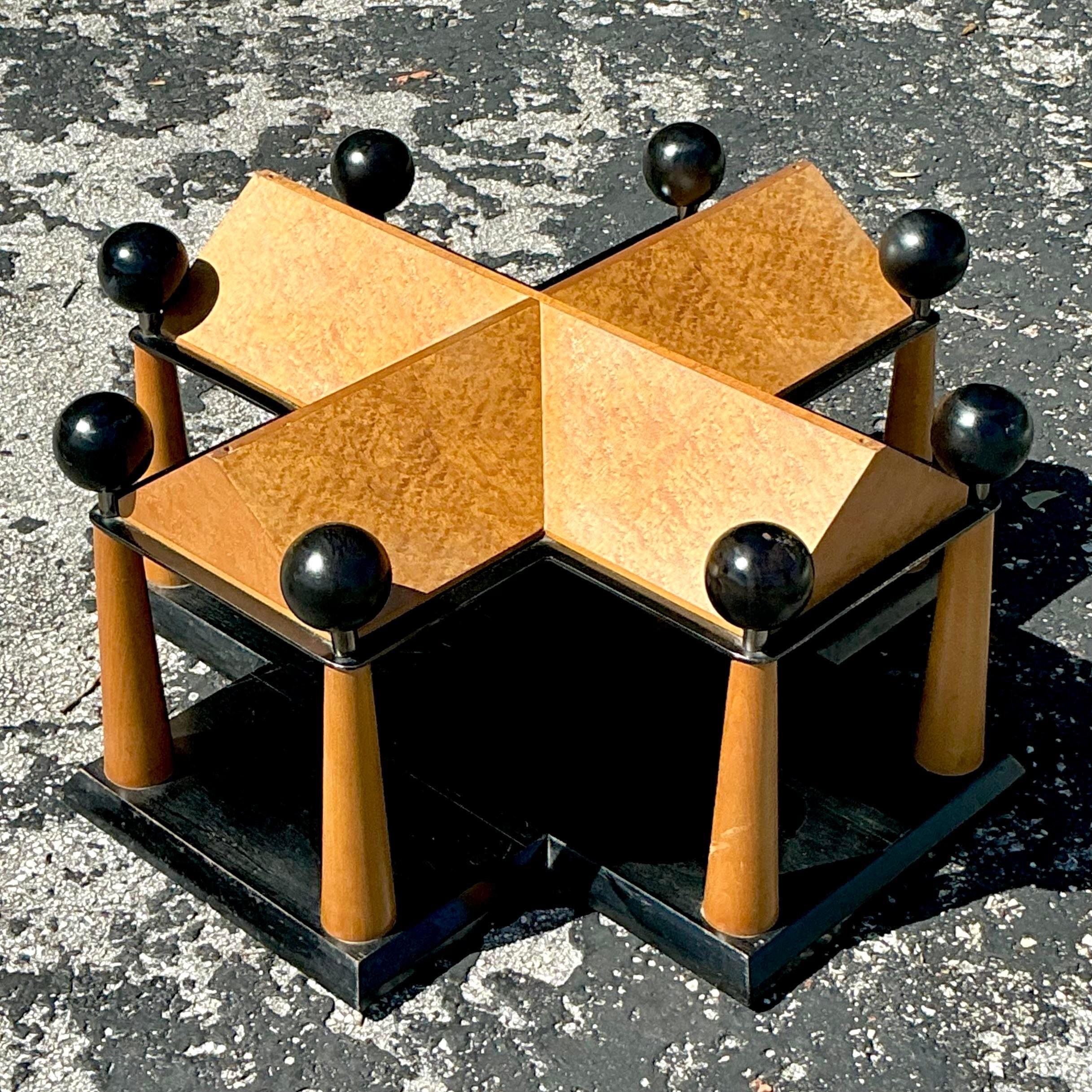 20ième siècle Piédestal de table basse bohème architectural vintage en bois de ronce d'après Biedermeier en vente