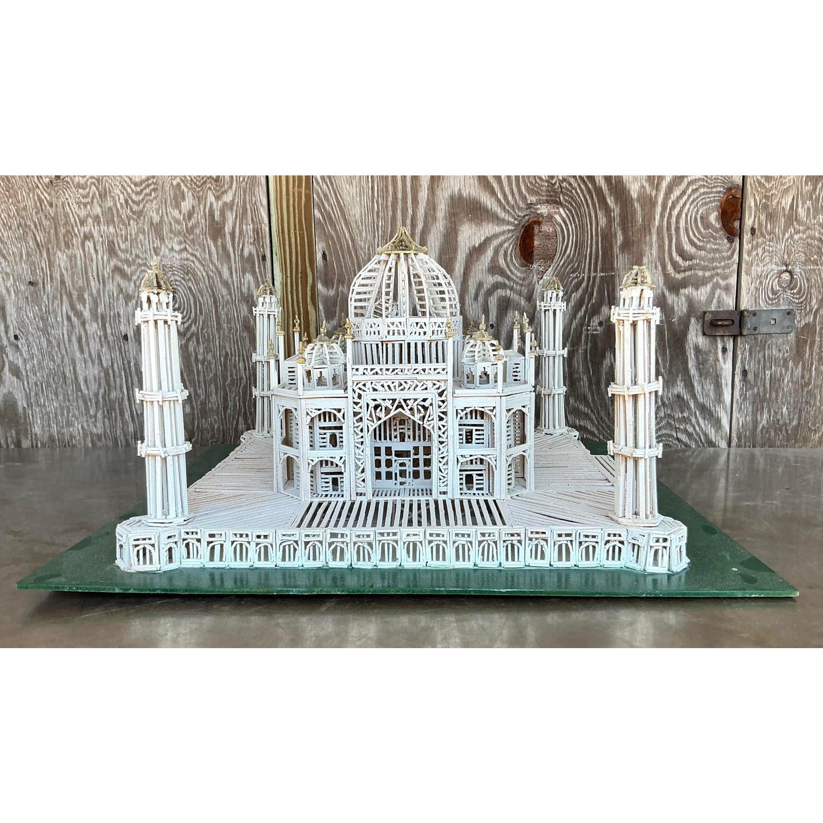Entrez dans un monde de beauté complexe avec cette maquette architecturale vintage, une pièce captivante qui incarne l'esprit d'une grande structure historique. Réalisé avec un niveau de détail remarquable, ce modèle présente de délicats treillis,