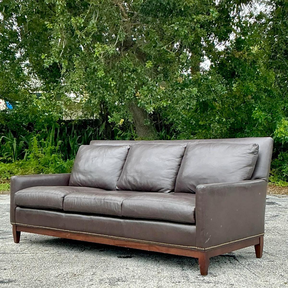 Vintage Boho Arhaus Camden Kollektion Leder-Sofa im Zustand „Gut“ im Angebot in west palm beach, FL