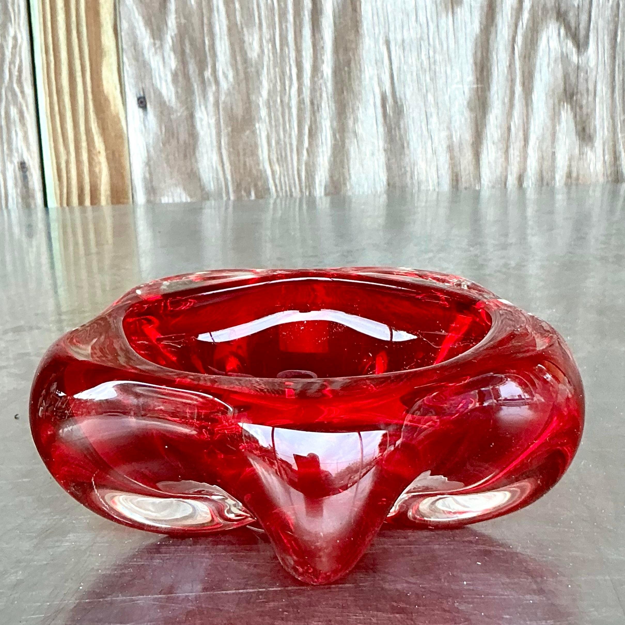 Ajoutez une touche artistique à votre décoration avec ce bol en verre Vintage Boho Art, inspiré par l'élégance intemporelle de la verrerie de Murano. Avec ses couleurs tourbillonnantes et ses formes organiques, cette pièce soufflée à la main capture