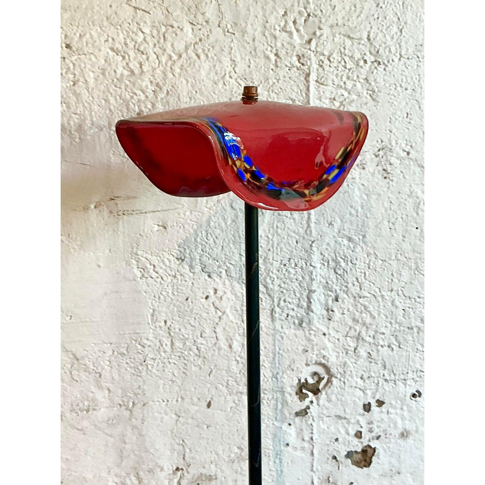 Ilumina tu espacio con la belleza escultural de esta lámpara de pie de vidrio artístico vintage. Evocando las técnicas magistrales de los artesanos del cristal de Murano, la lámpara está coronada con una magnífica pantalla soplada a mano de rico