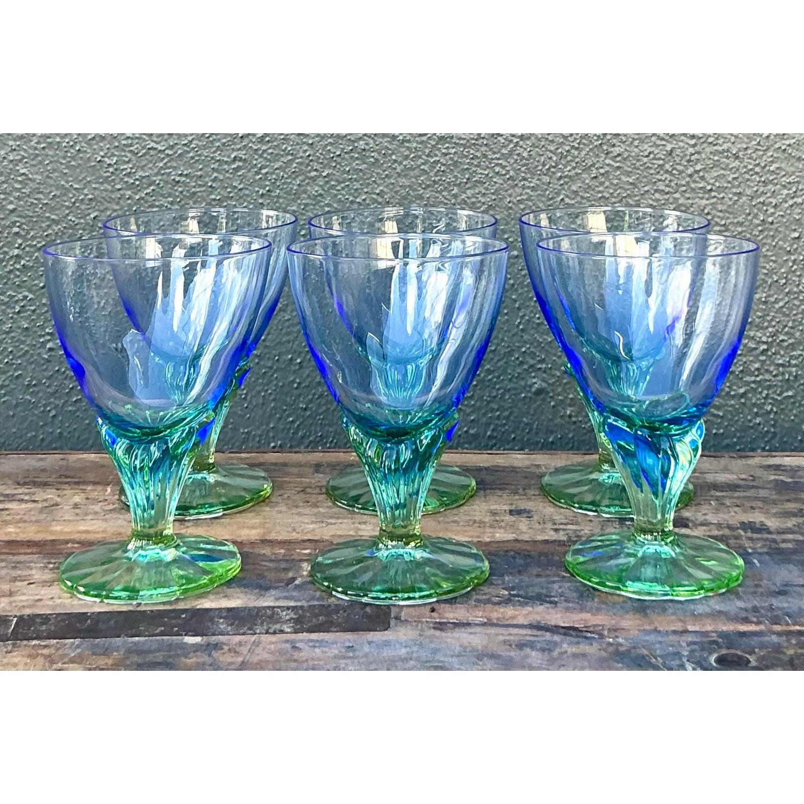 Mit diesem Set aus sechs Weinkelchen aus Vintage-Kunstglas verleihen Sie Ihrem Tisch einen Hauch von spielerischer Raffinesse und leuchtenden Farben. Diese auffälligen Gefäße zeigen ein unverwechselbares zweifarbiges Design, das den