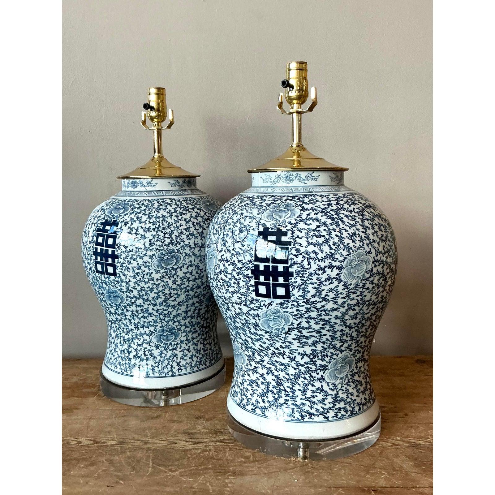 Lampe Vintage Boho Asiatique Lucky Character en Céramique émaillée - Une Paire Bon état - En vente à West Palm Beach, FL