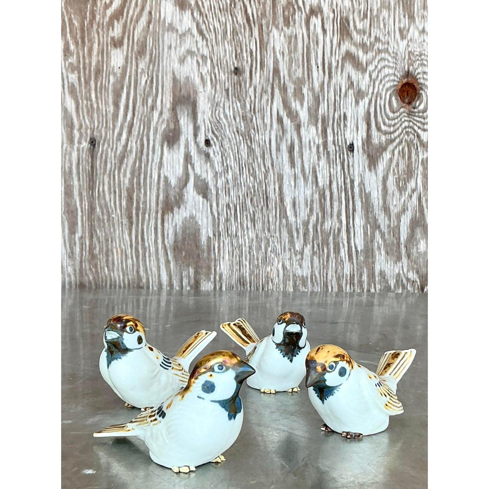 Porta il fascino estroso e la maestria artigianale nel tuo spazio con questo delizioso set di quattro statuette di uccelli asiatici in ceramica vintage. Ogni uccello modellato a mano è reso magnificamente con un morbido smalto opaco e intricati