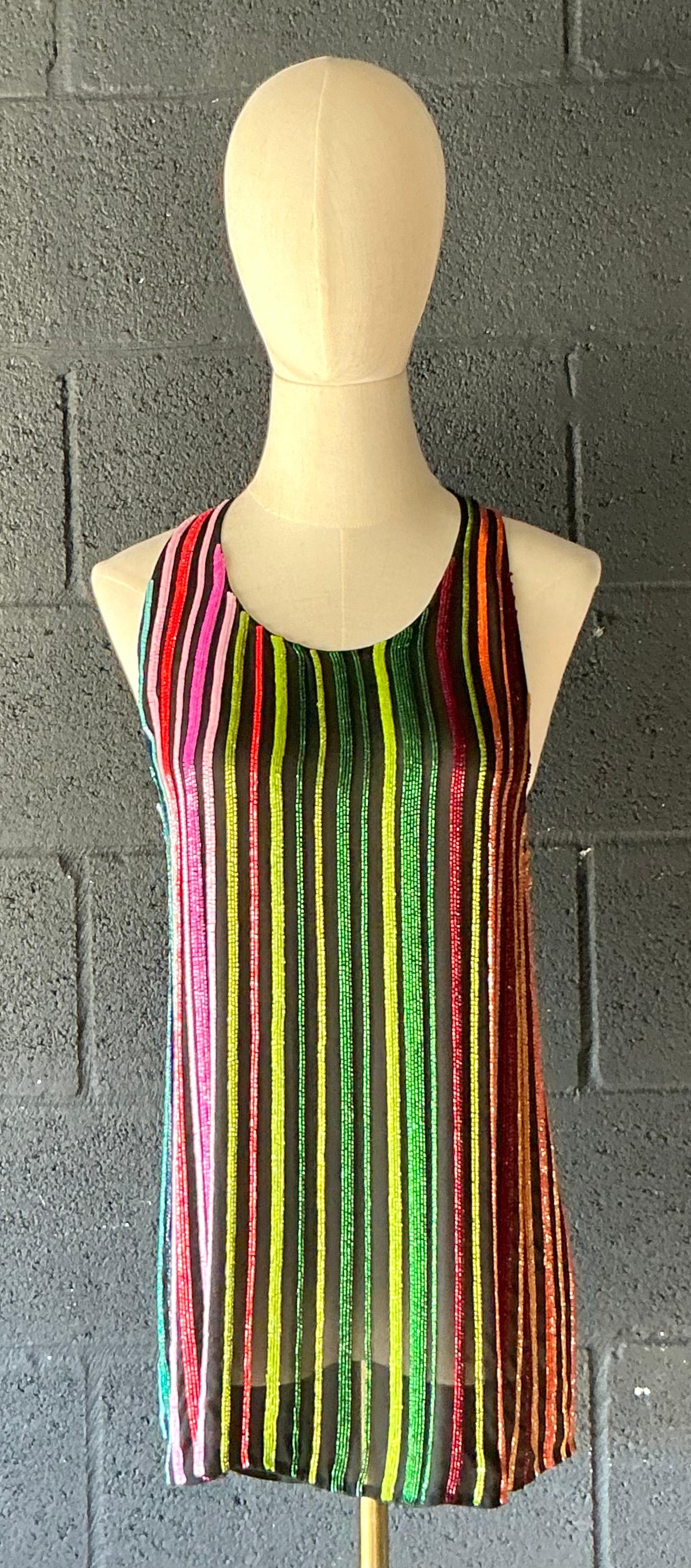 Scopri la raffinatezza senza sforzo con questo abito a righe Vintage By Balmain, un mix chic di eleganza parigina e stile bohémien rilassato. Disegnato con l'attenzione ai dettagli tipica di Balmain, l'abito presenta un motivo a righe che aggiunge