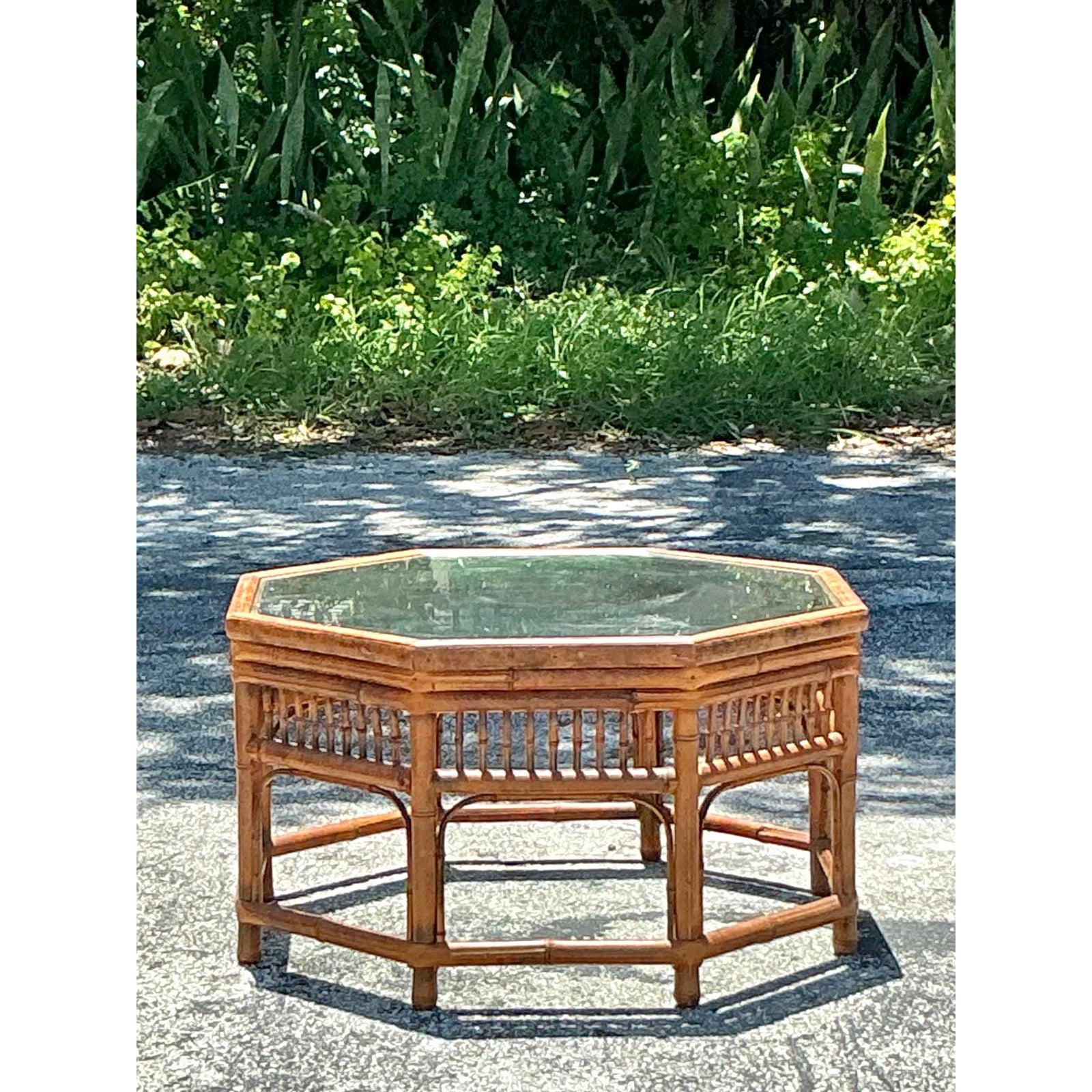 Introduce un toque de elegancia bohemia y encanto natural en tu salón con esta exquisita Mesa de Centro Octogonal Vintage Boho con Medallón de Bambú. Esta pieza única, elaborada con gran atención al detalle, muestra el atractivo atemporal del bambú,