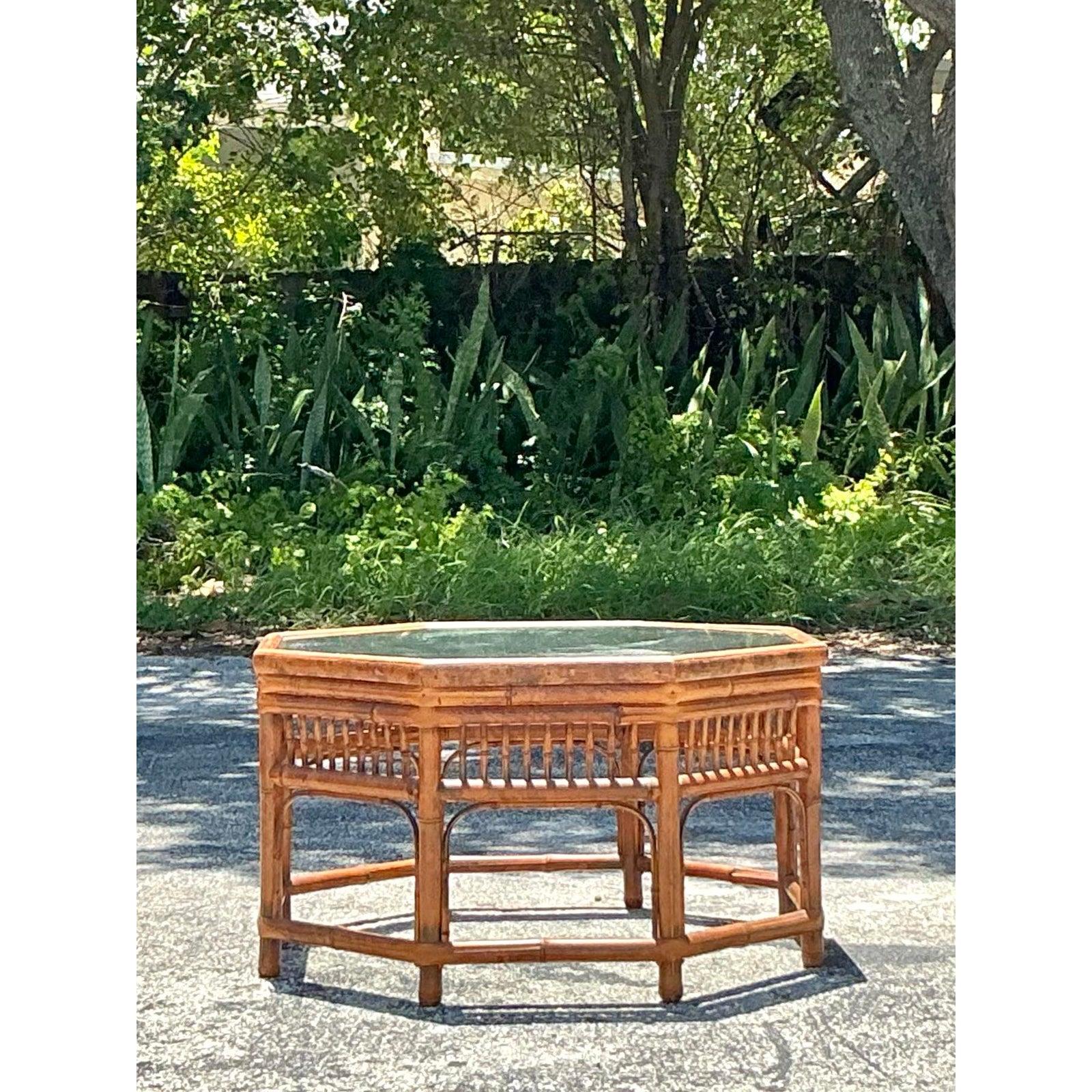 Mesa de centro octogonal vintage boho con medallón de bambú Filipino en venta