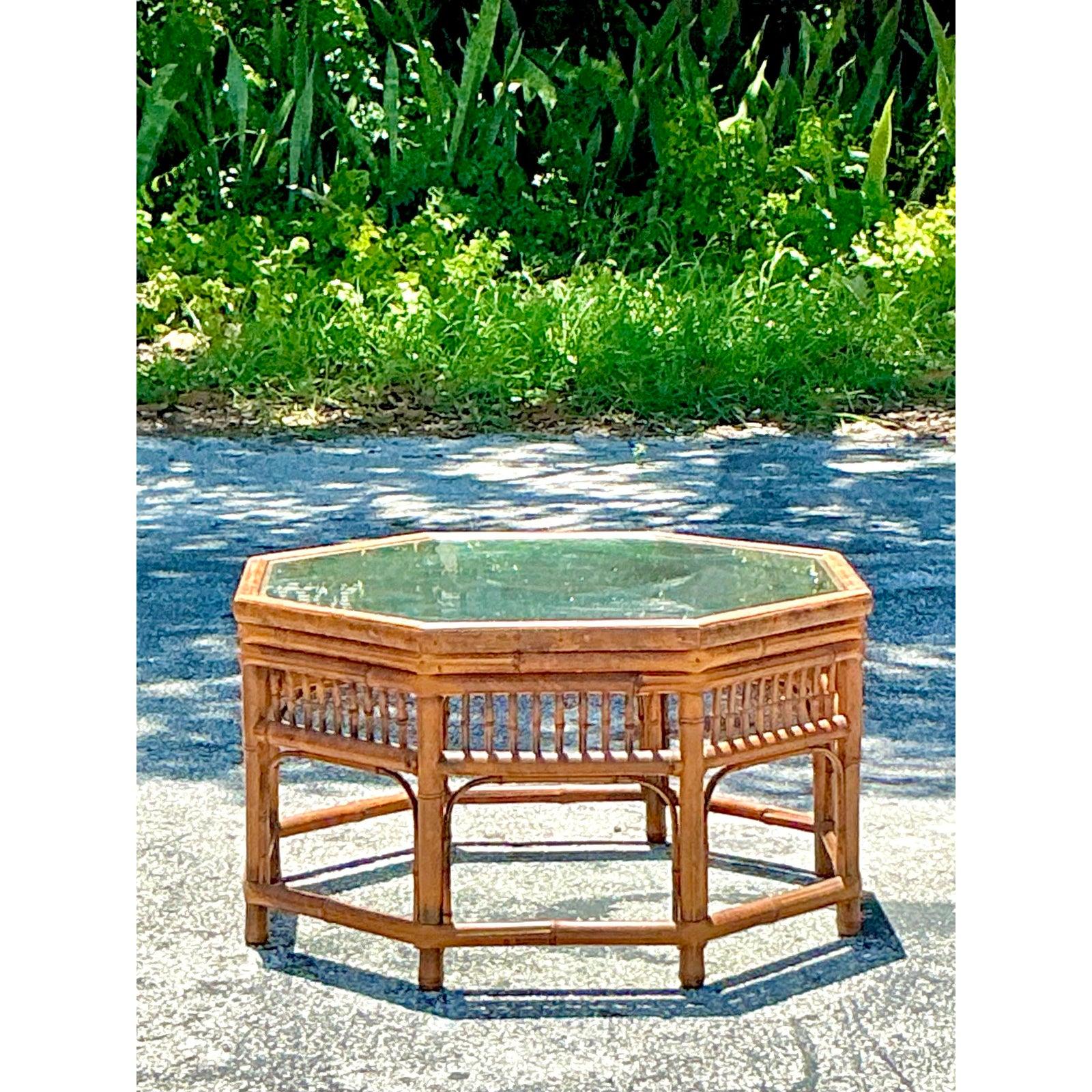 Mesa de centro octogonal vintage boho con medallón de bambú en Bueno estado para la venta en west palm beach, FL