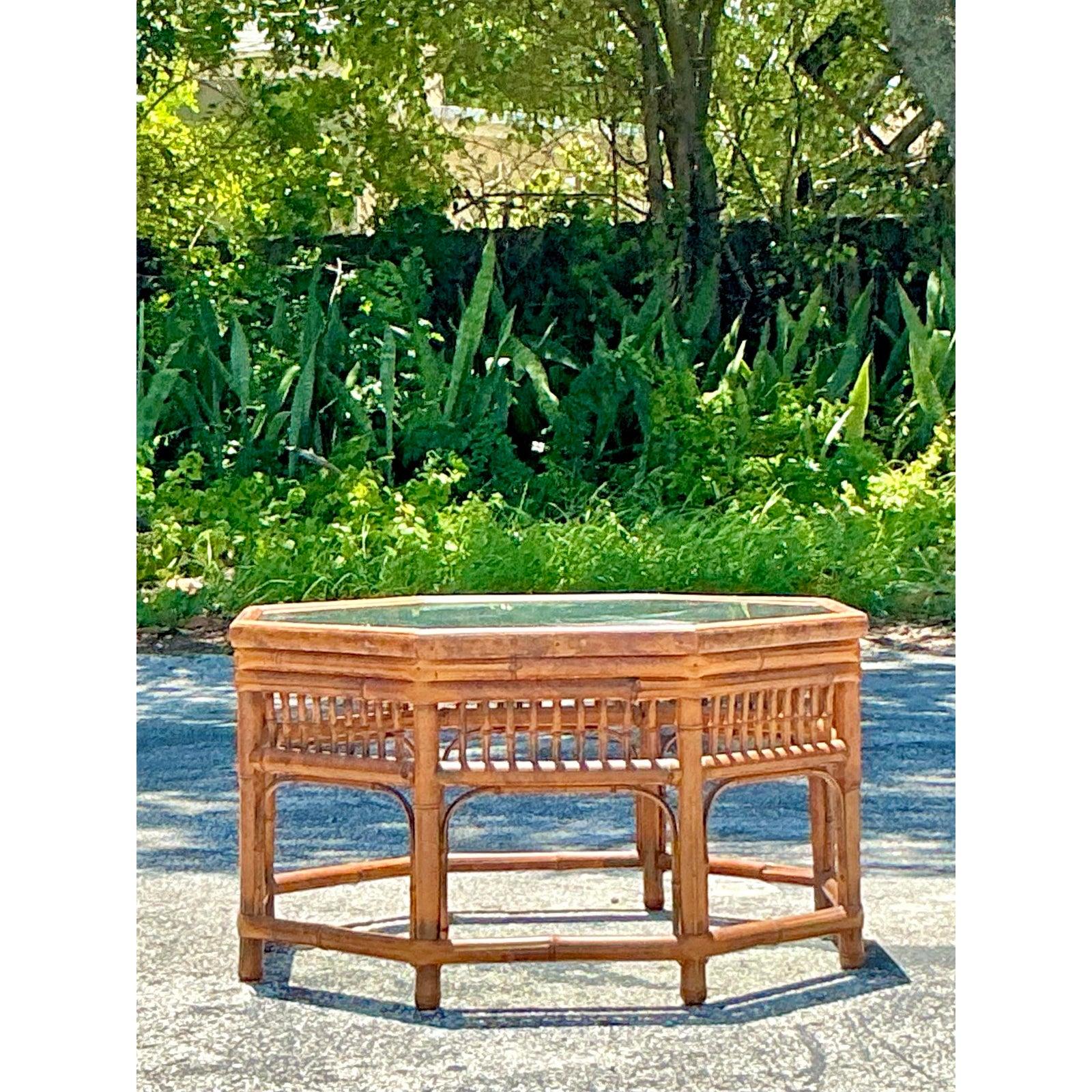 Mesa de centro octogonal vintage boho con medallón de bambú siglo XX en venta