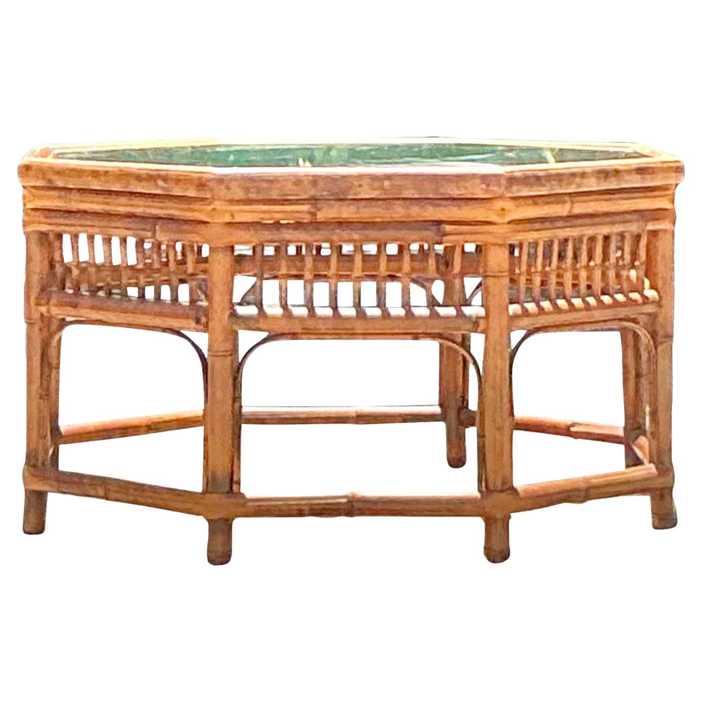 Mesa de centro octogonal vintage boho con medallón de bambú en venta