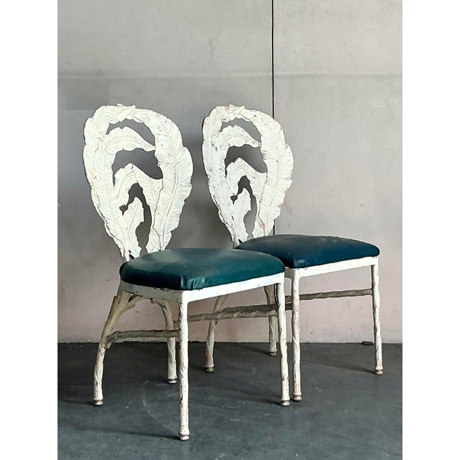Hollywood Regency Sedie da pranzo vintage in alluminio fuso con foglie di banano - Una coppia in vendita