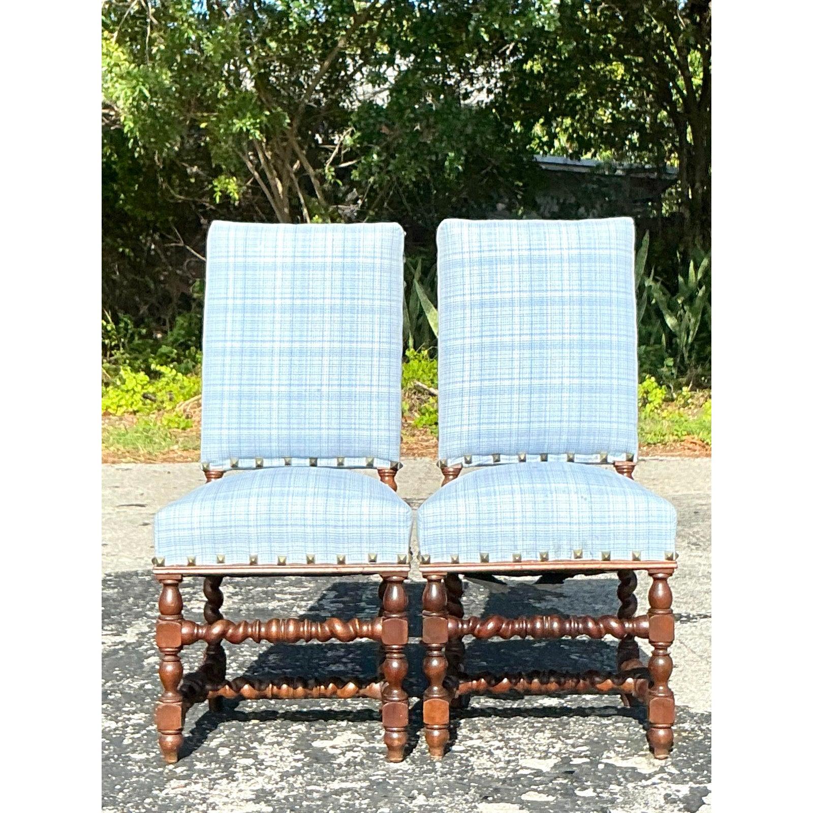 Eleva il tuo spazio con questa splendida coppia di sedie vintage Boho Barley Twist, sapientemente realizzate con basi in legno tornito e rivestite in un affascinante tessuto a quadri blu. Queste poltroncine catturano lo spirito dell'antico