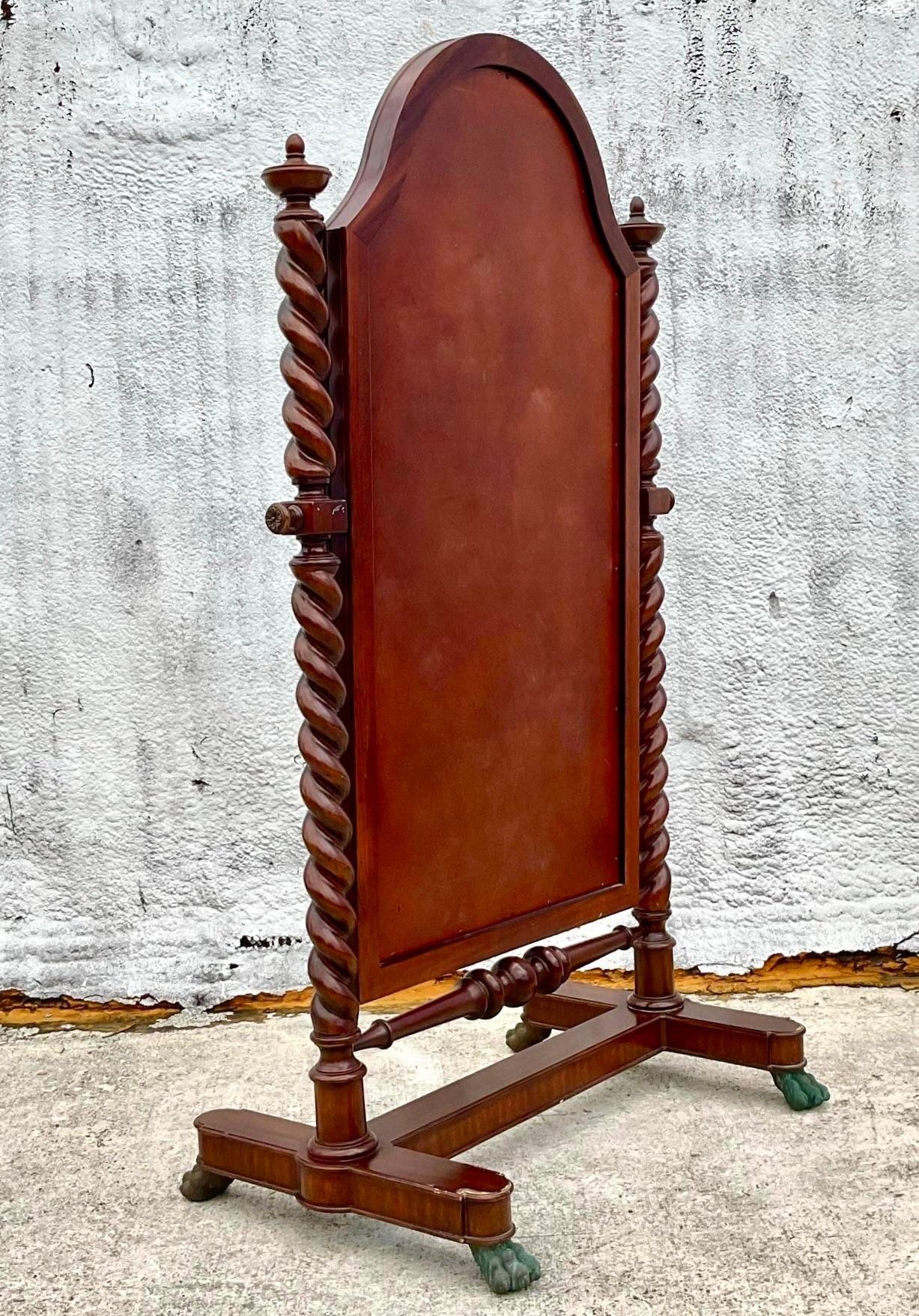 Un favoloso specchio da terra Cheval d'epoca. Una cornice semplice ed elegante in legno Wood Twist con dettagli dorati lungo il bordo. Acquistato da una proprietà di Palm Beach.