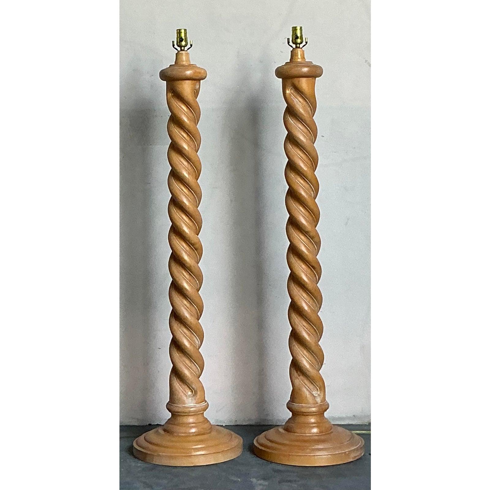 Cette belle paire de lampadaires vintage affirme avec force le style anglais traditionnel, défini par ses colonnes torsadées en orge magistralement sculptées. Ce motif emblématique en spirale, issu du travail du bois de l'époque jacobéenne, confère