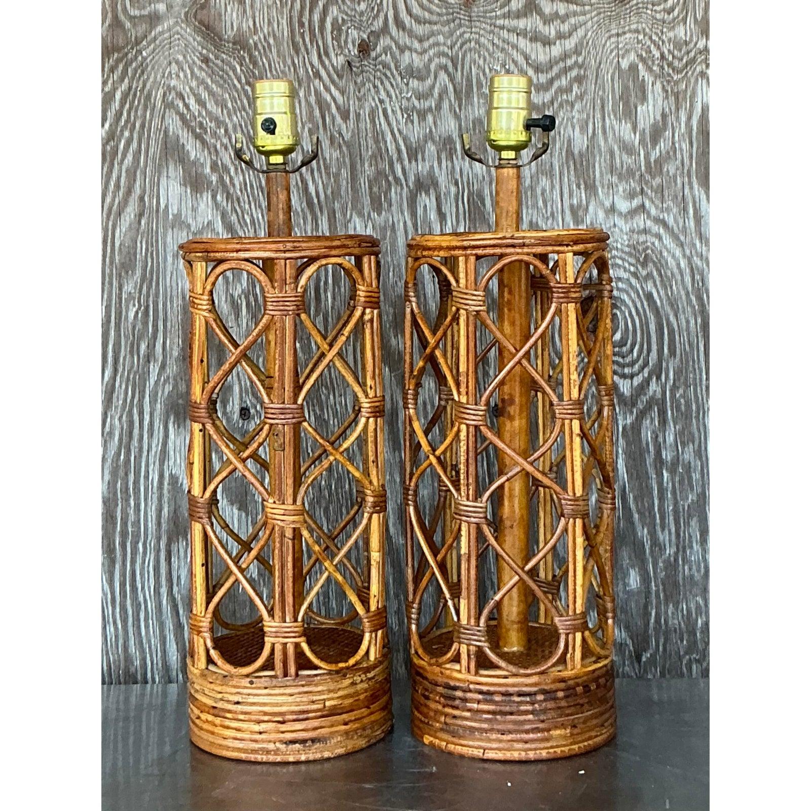 Aporta un toque de textura natural y encanto bohemio a tu casa con este par de bases vintage para lámparas de mesa, bellamente elaboradas con ratán curvado o bambú. Cada base tiene una distintiva forma cilíndrica con un patrón de tejido abierto y
