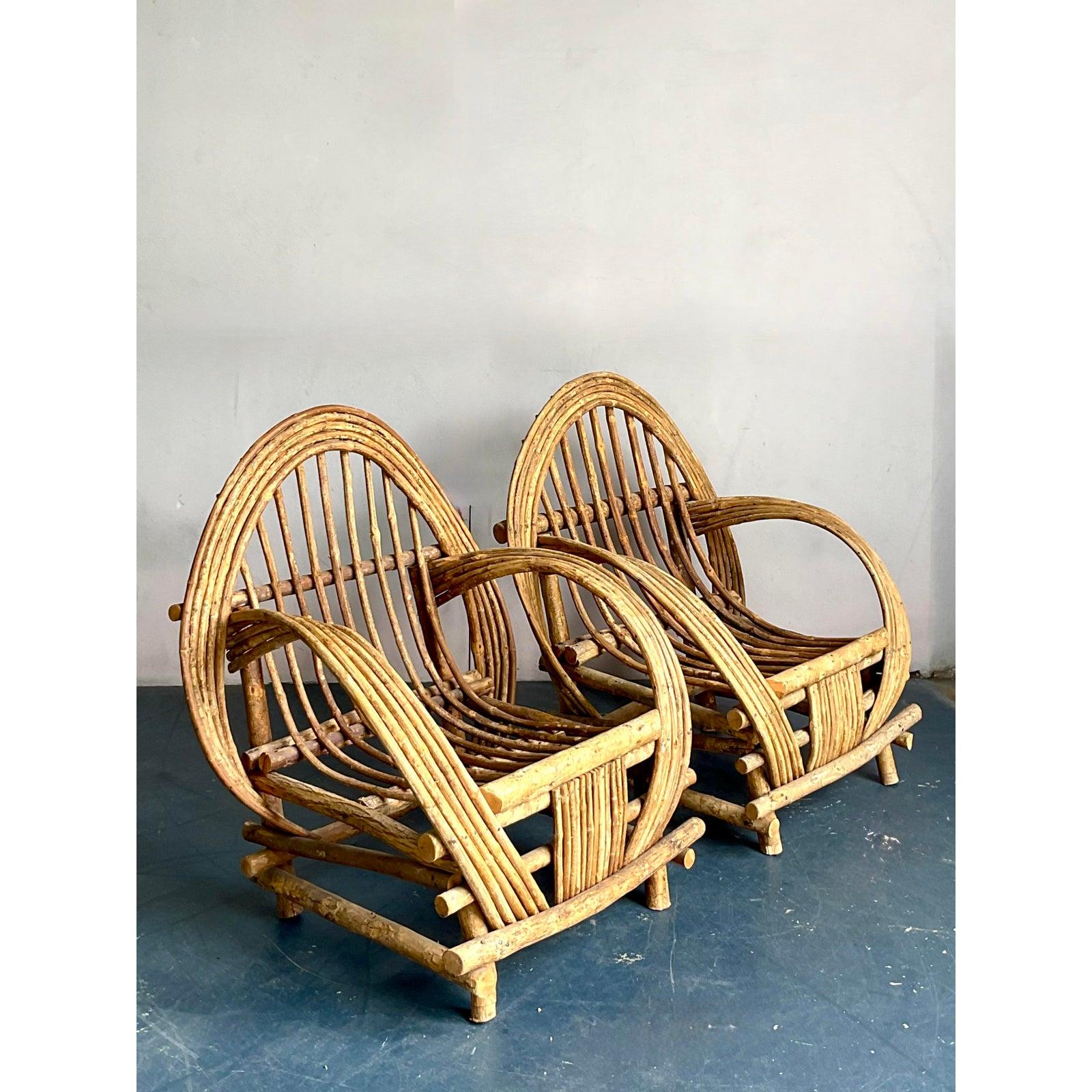 Disfruta del encanto rústico y el arte único de este par de sillas Adirondack vintage, meticulosamente elaboradas con ramas dobladas. Estas sillas capturan la esencia del diseño natural, con sus líneas orgánicas y su materia prima, mostrando una