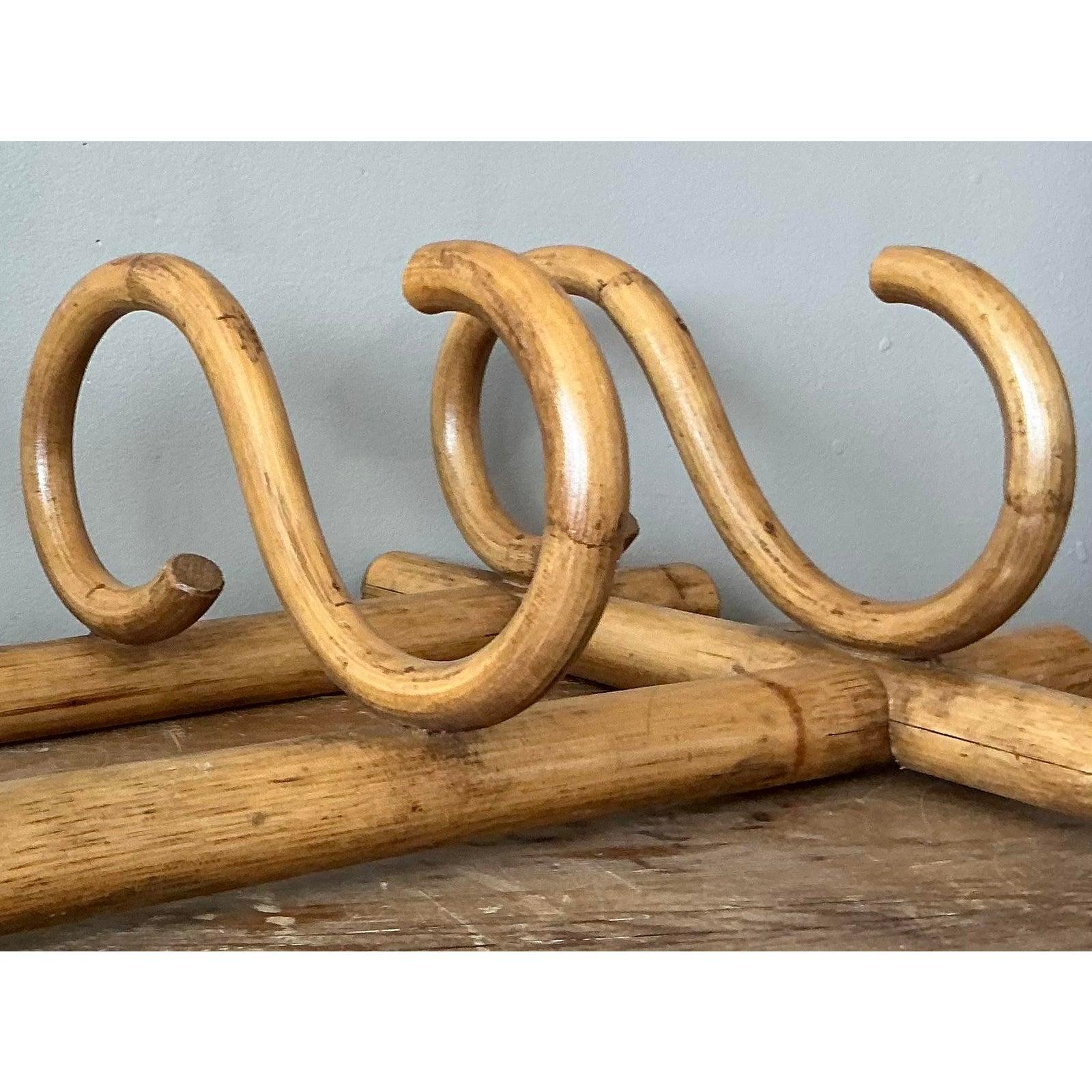 Appendiabiti vintage in rattan curvo Boho In condizioni buone in vendita a West Palm Beach, FL