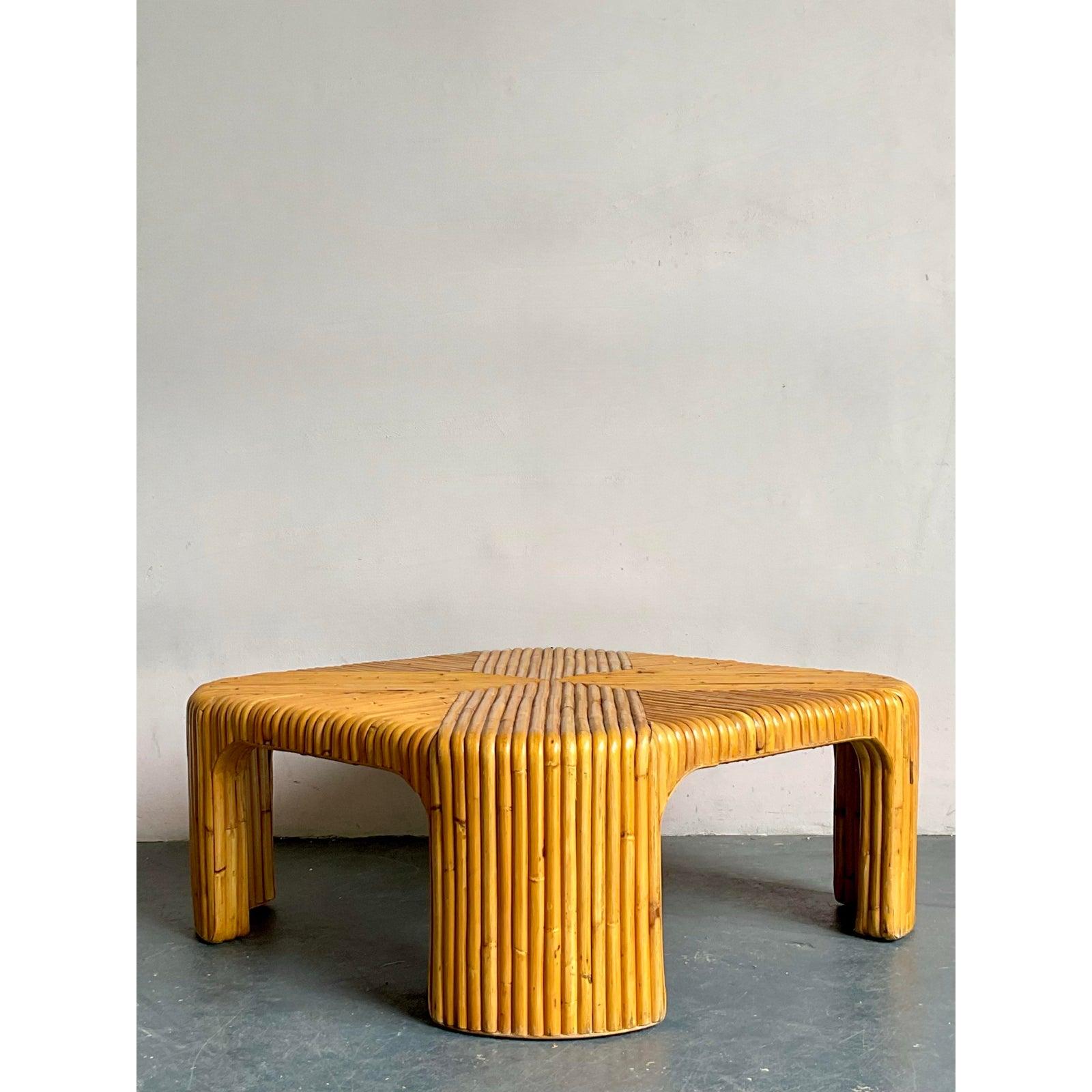 Presentamos una impresionante mesa de centro vintage de ratán curvado, una pieza por excelencia que capta sin esfuerzo la relajada elegancia de la estética bohemia y orgánica moderna. Esta llamativa mesa presenta una singular silueta cuadrada