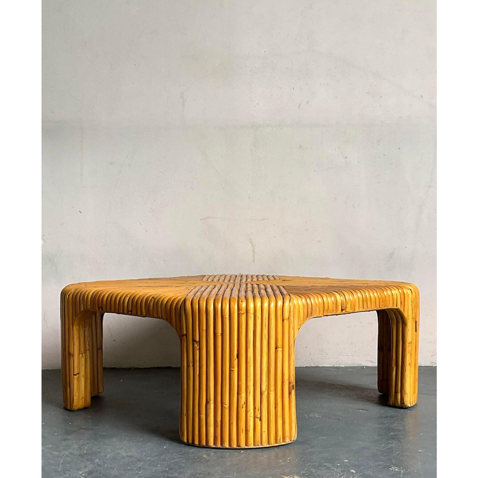 Mesa de centro vintage boho de ratán curvado Moderno orgánico en venta