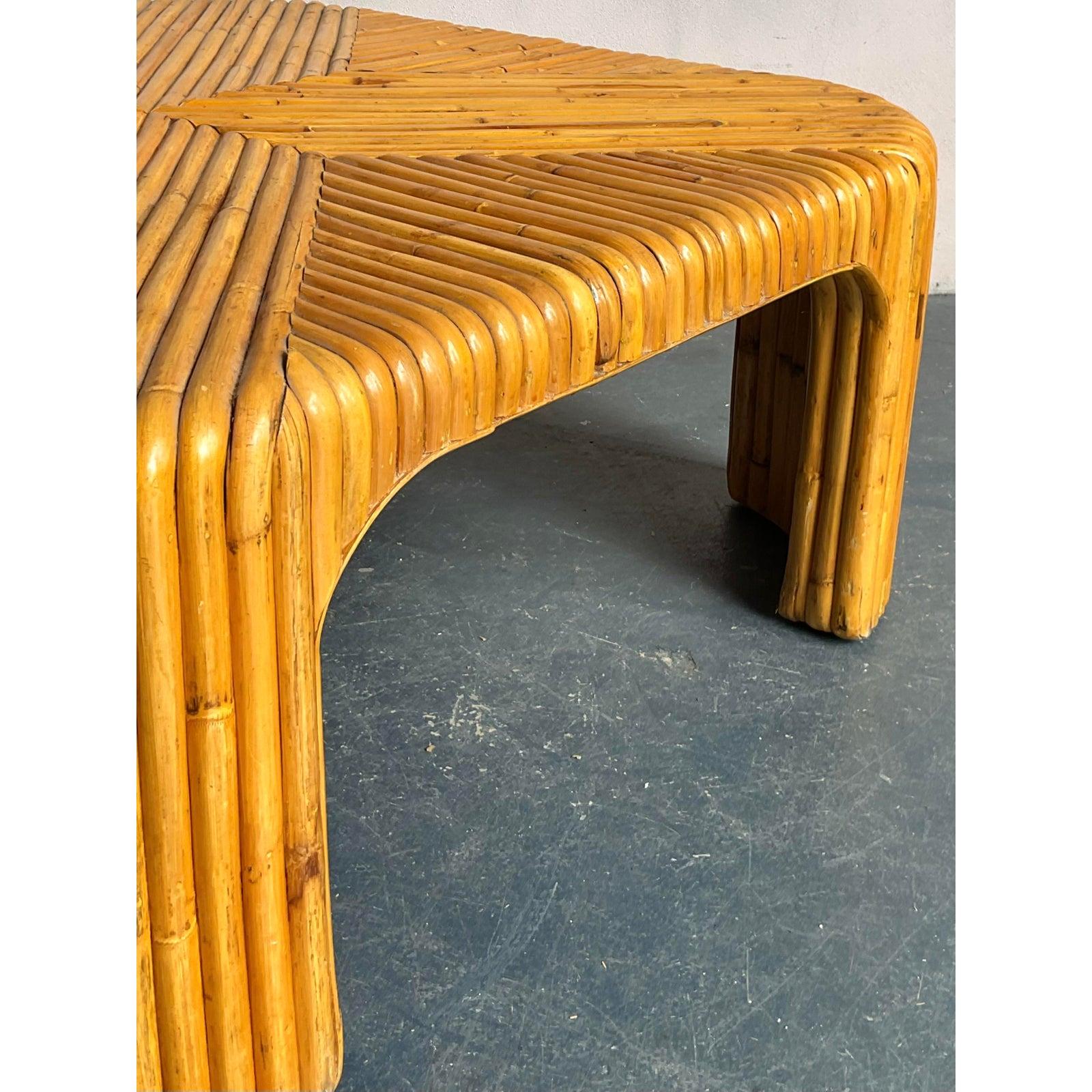 Mesa de centro vintage boho de ratán curvado Filipino en venta