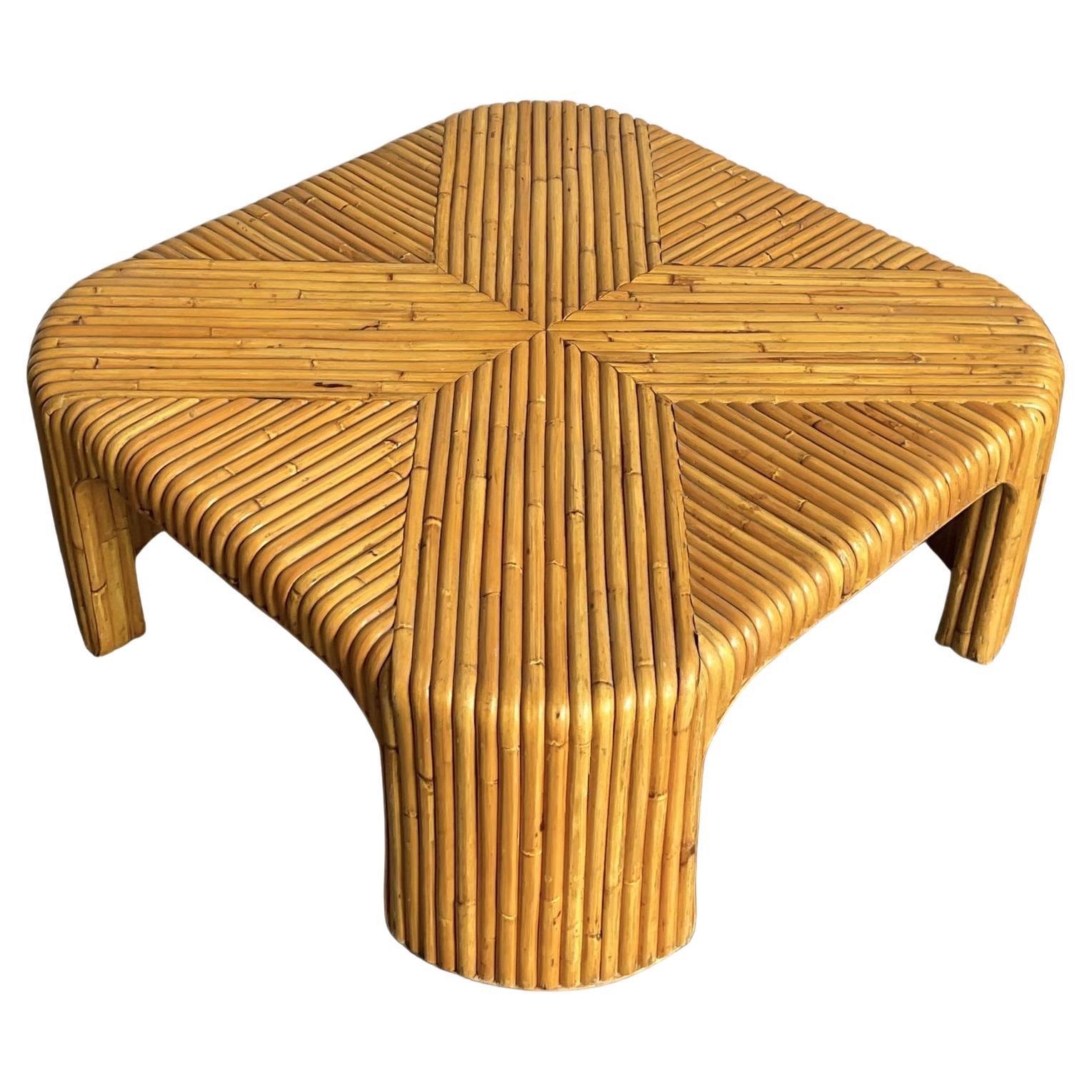 Mesa de centro vintage boho de ratán curvado en venta