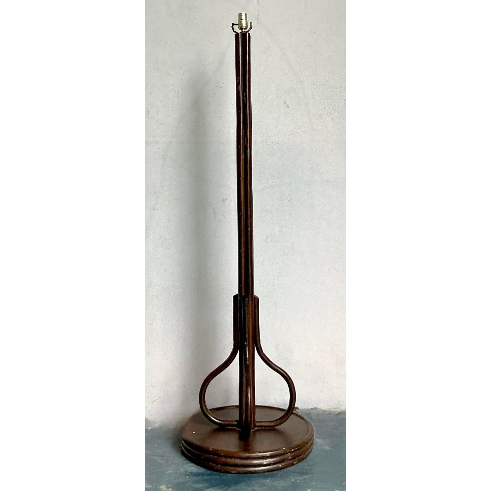 Mid-Century moderno Lampada da terra in rattan piegato Vintage By in vendita