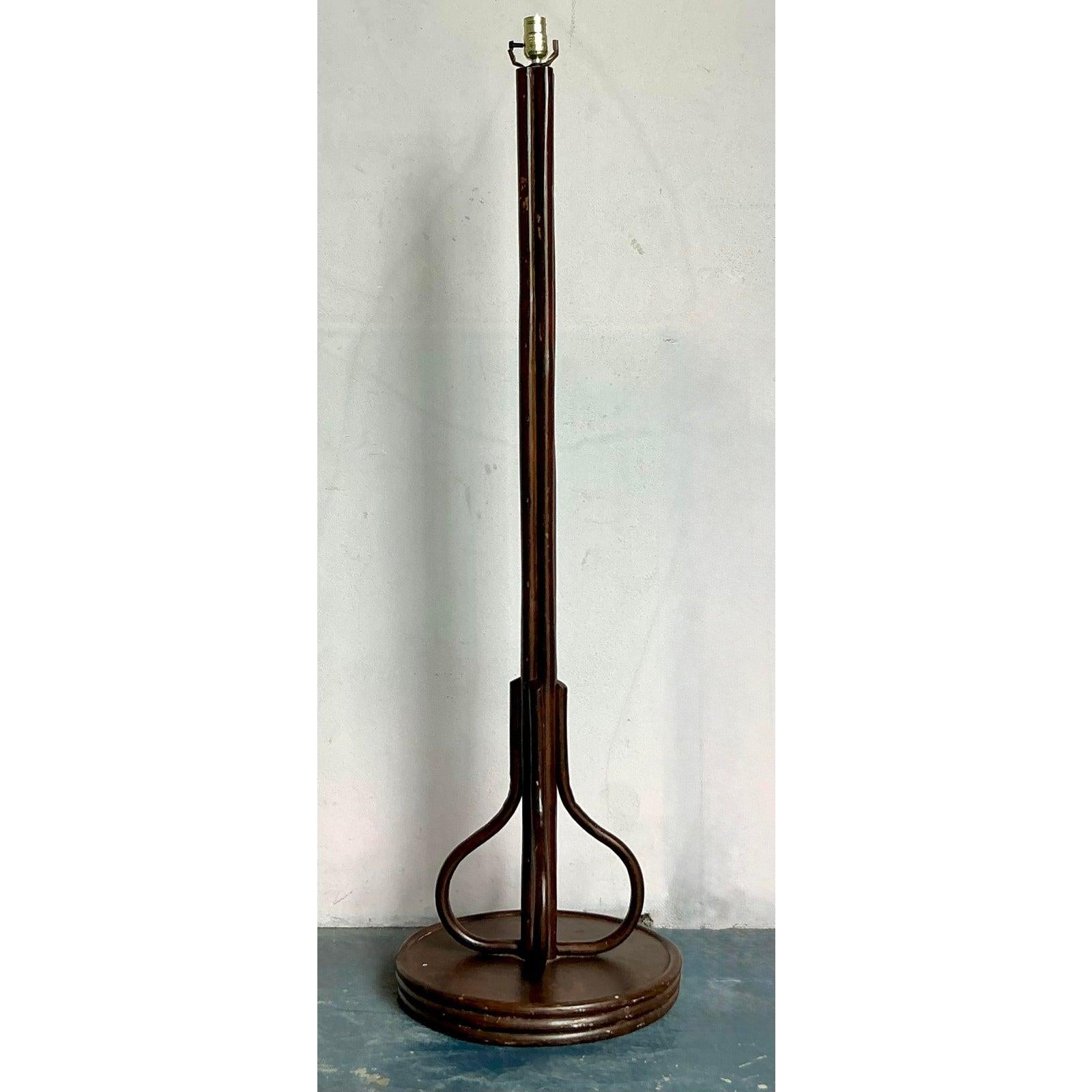 Lampada da terra in rattan piegato Vintage By In condizioni buone in vendita a West Palm Beach, FL