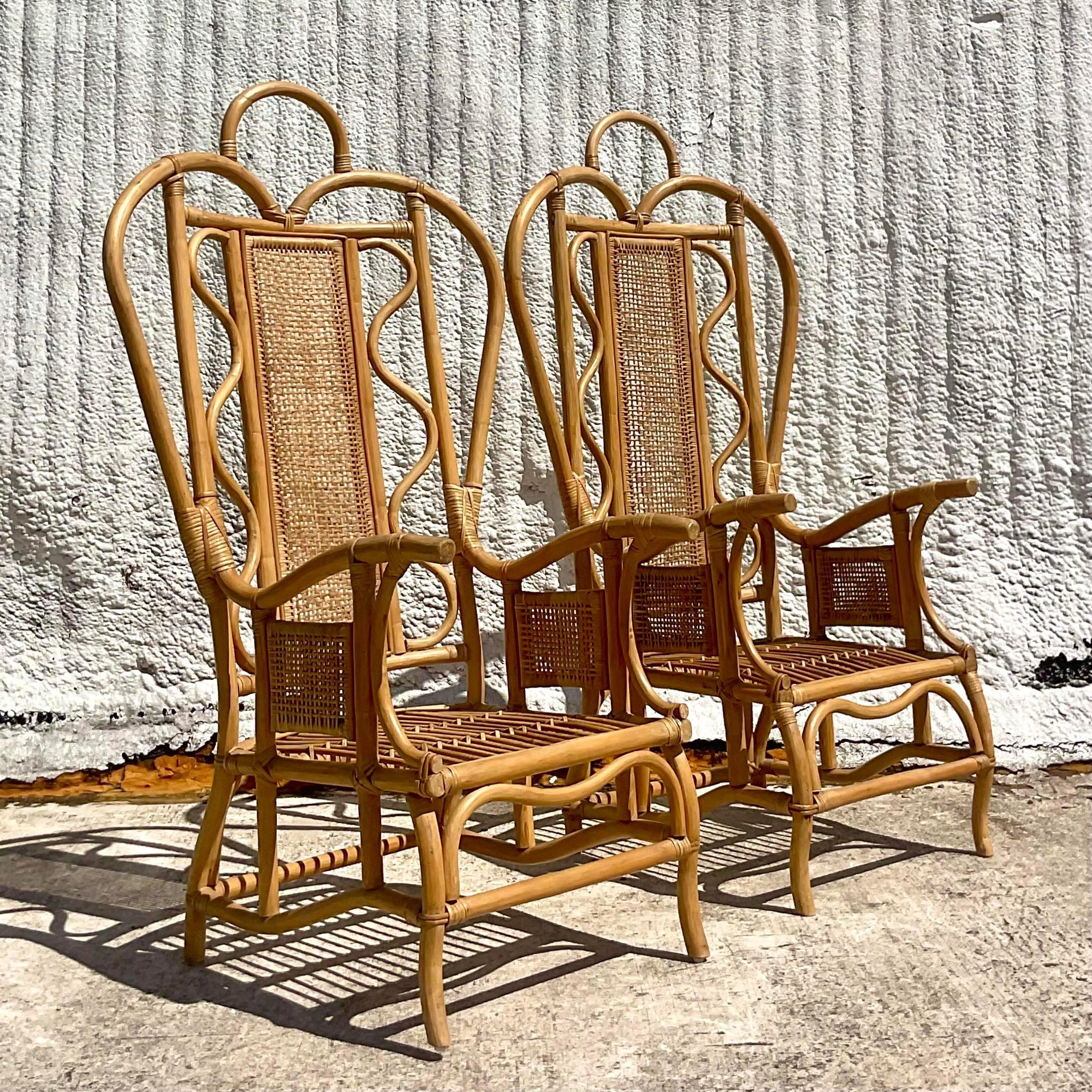 Lassen Sie sich von dem eklektischen Charme unserer Vintage Boho Bent Rattan Ghandi Chairs verzaubern, einer kultigen Mischung aus Bohème-Stil und amerikanischer Handwerkskunst. Diese mit viel Liebe zum Detail gefertigten Stühle strahlen eine