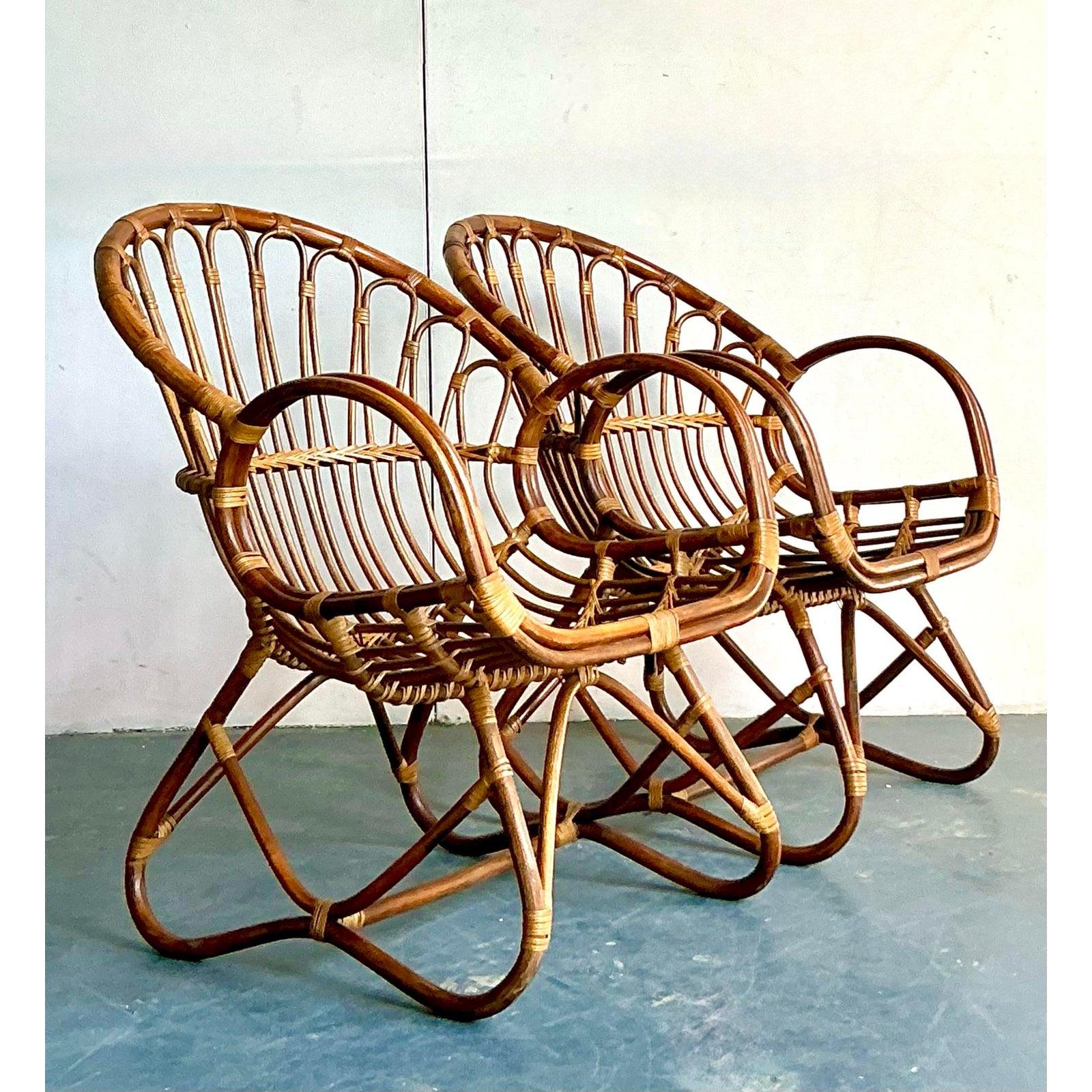 Infunde a tu salón la elegancia aérea y escultural de este par de tumbonas de ratán curvado vintage. Con reminiscencias de los clásicos diseños italianos de Franco Albini, estas sillas presentan un distintivo respaldo alto construido con bucles