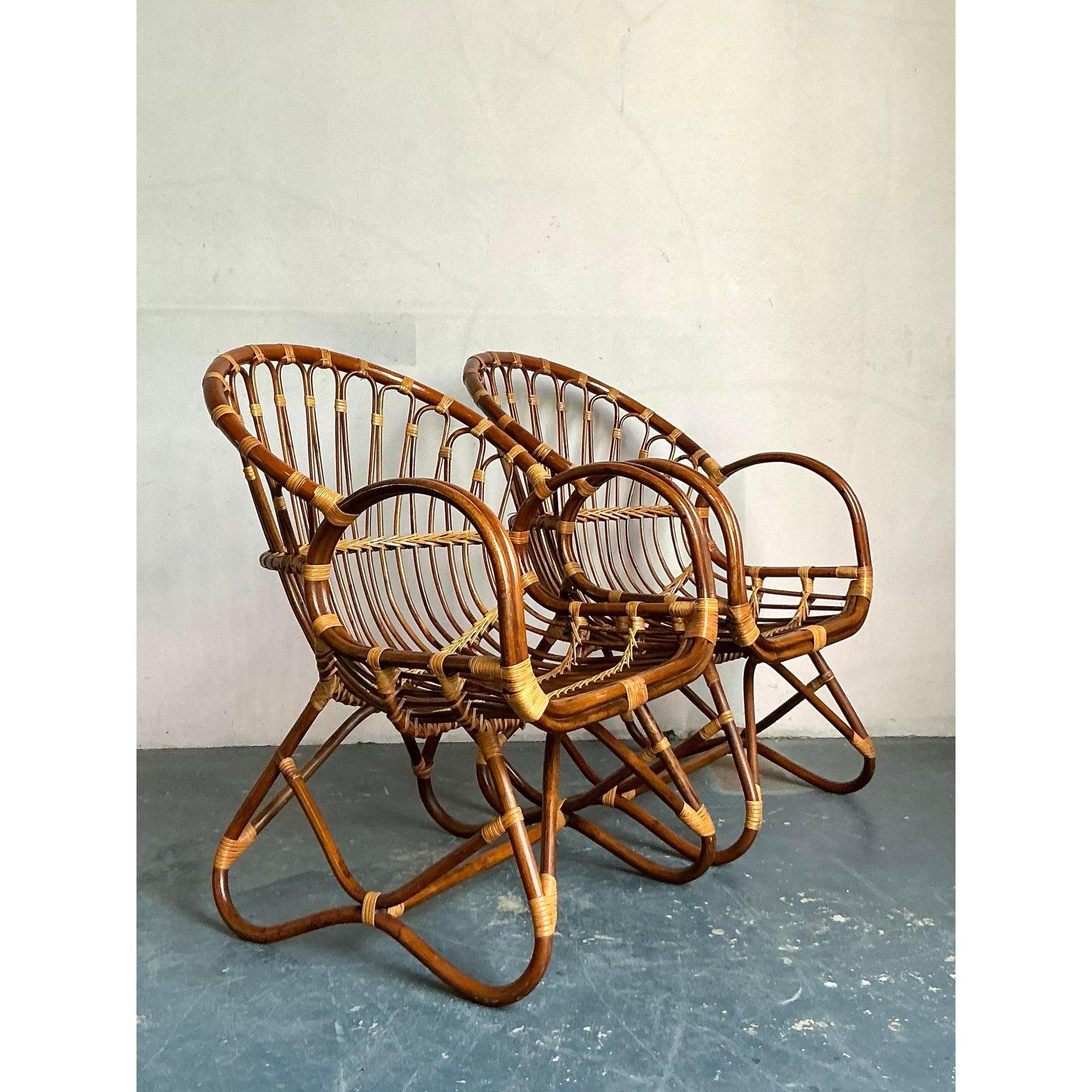 Pareja de tumbonas de ratán curvadas de estilo boho vintage Moderno de mediados de siglo en venta