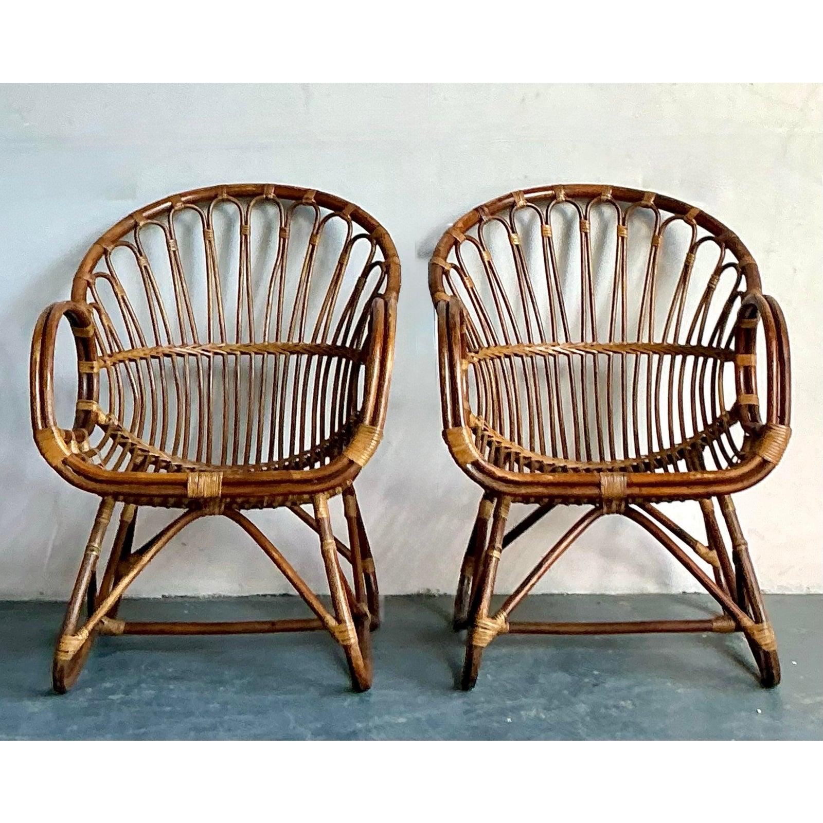 Pareja de tumbonas de ratán curvadas de estilo boho vintage Moderno orgánico en venta