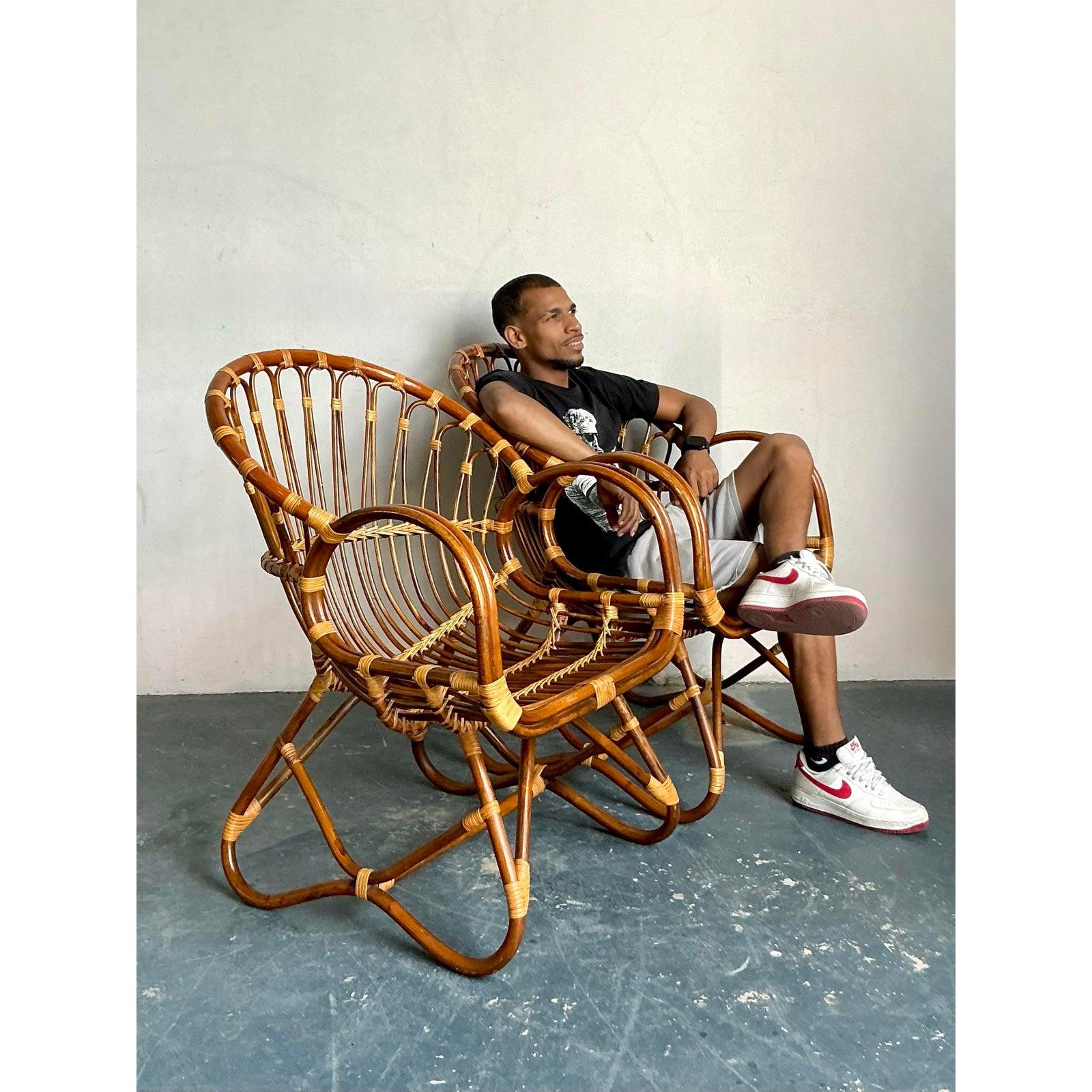 Pareja de tumbonas de ratán curvadas de estilo boho vintage Filipino en venta