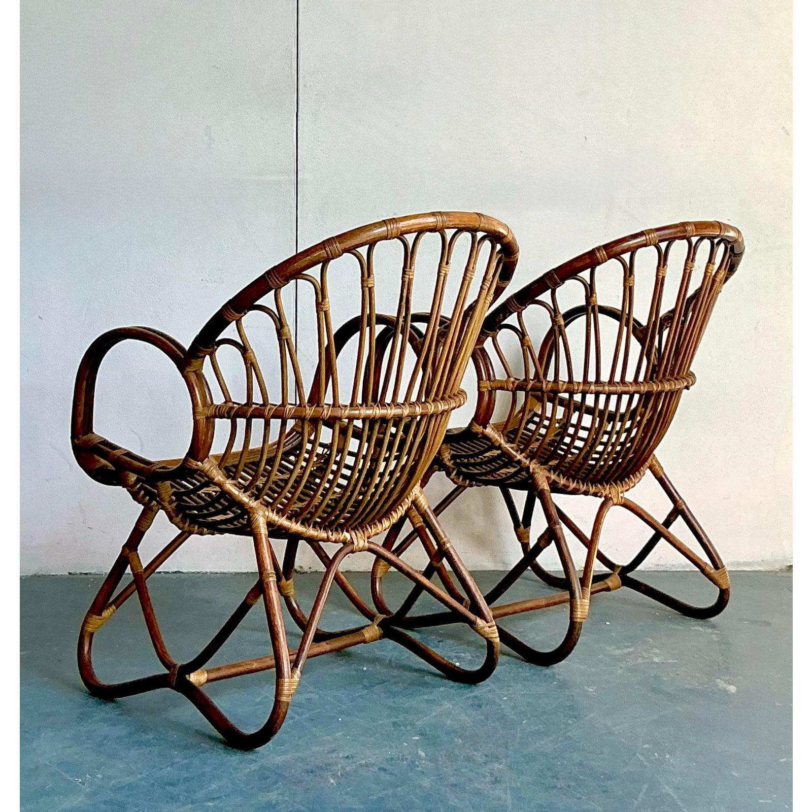 Pareja de tumbonas de ratán curvadas de estilo boho vintage Filipino en venta