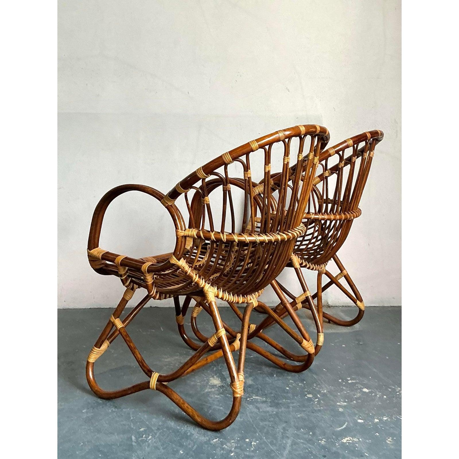 Pareja de tumbonas de ratán curvadas de estilo boho vintage siglo XX en venta