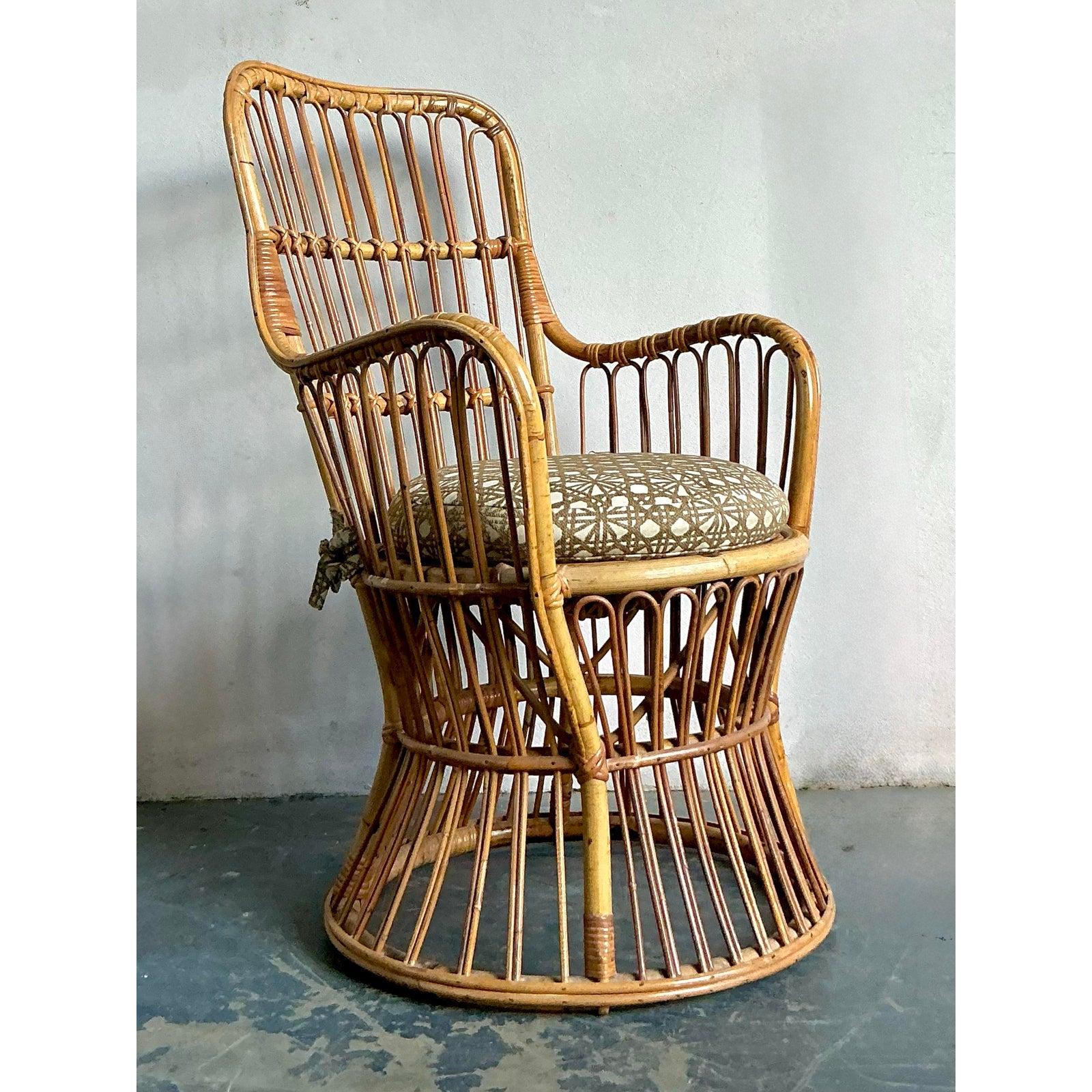 Dieser elegante Vintage-Drehstuhl fängt mit seiner anmutig geschwungenen Silhouette und der hohen Spindelrückenlehne die Essenz des entspannten, tropischen Stils der Jahrhundertmitte ein. Der fachmännisch aus gebogenem Rattan und Bambus gefertigte