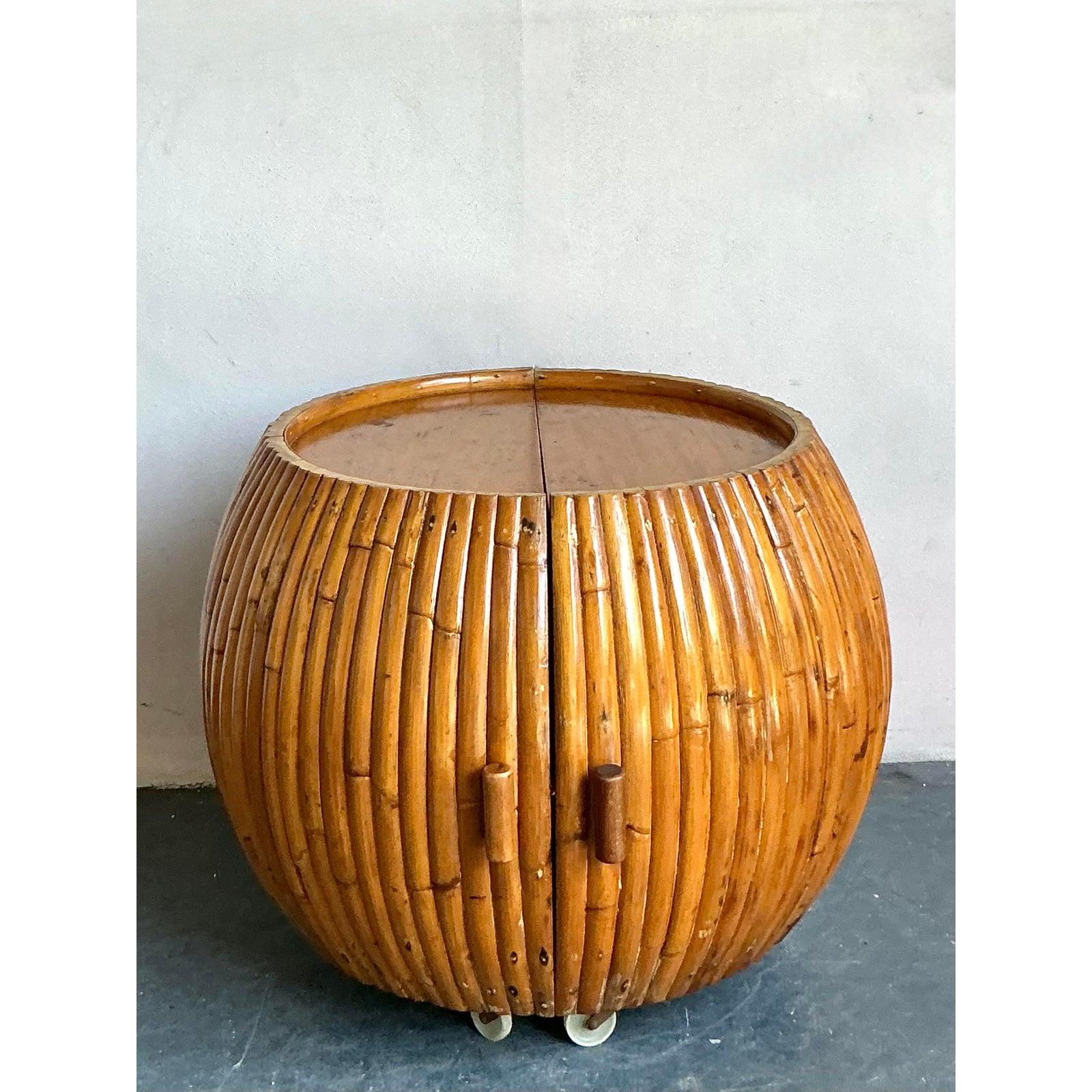 Eleva tu entretenimiento con esta encantadora barra seca Boho Chic vintage, testimonio de las tendencias de diseño relajado y sofisticado de los años 70. Elaborada con ratán bellamente curvado, esta pieza desprende una elegancia natural que combina