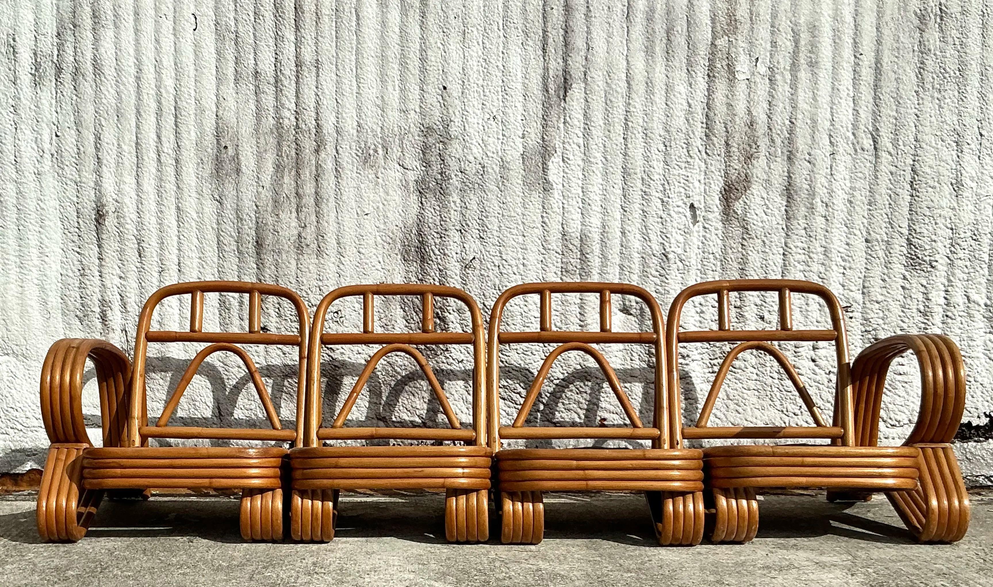 Un elegante sofá boho vintage de ratán de Beverly Hills, que destila elegancia relajada y encanto natural. Hecho a la manera de Paul Frankl. Con un robusto armazón de ratán y un intrincado tejido, este sofá captura la esencia del lujo relajado.
